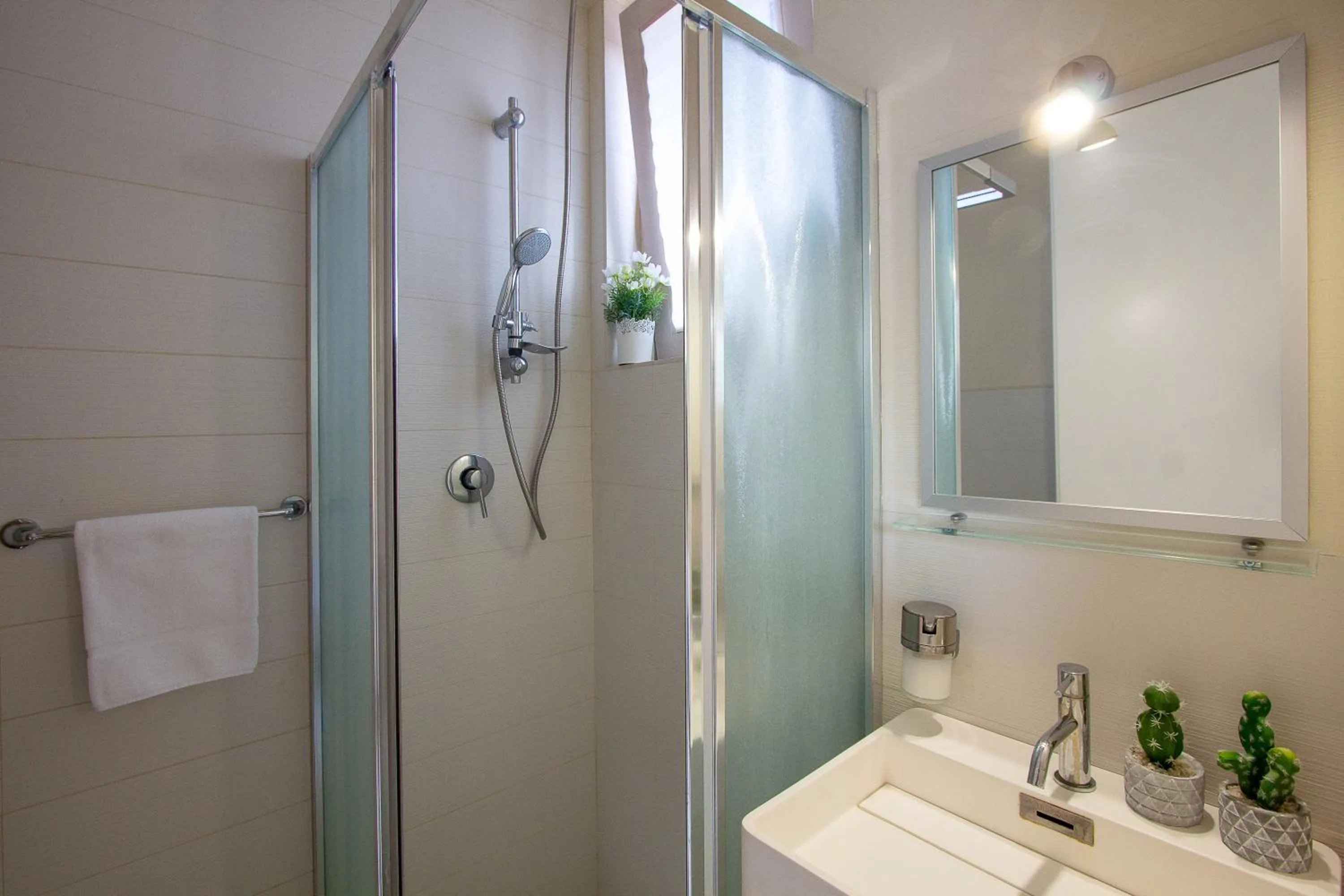 Shower in Stesicoro Exclusive House