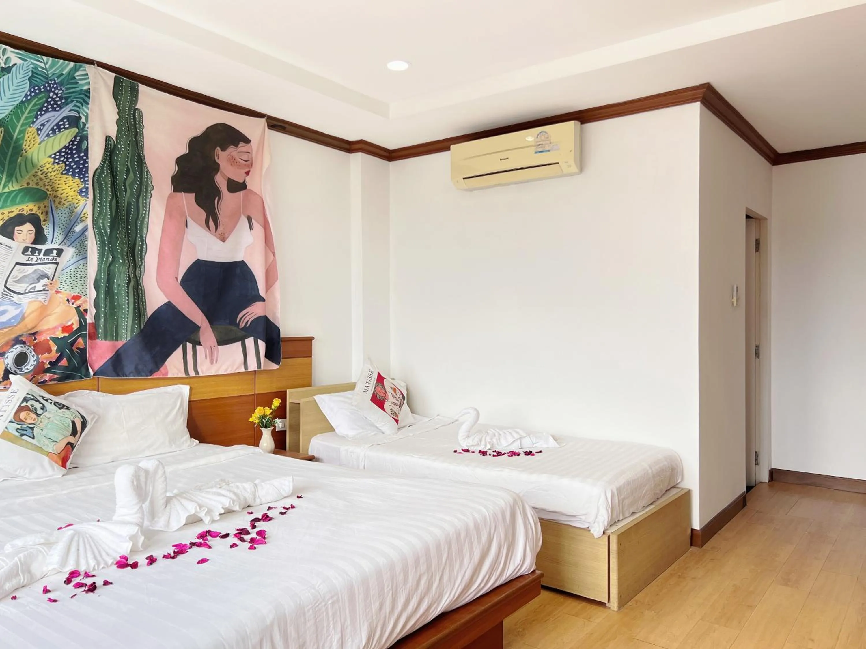Photo of the whole room, Bed in Lanting House Phuket