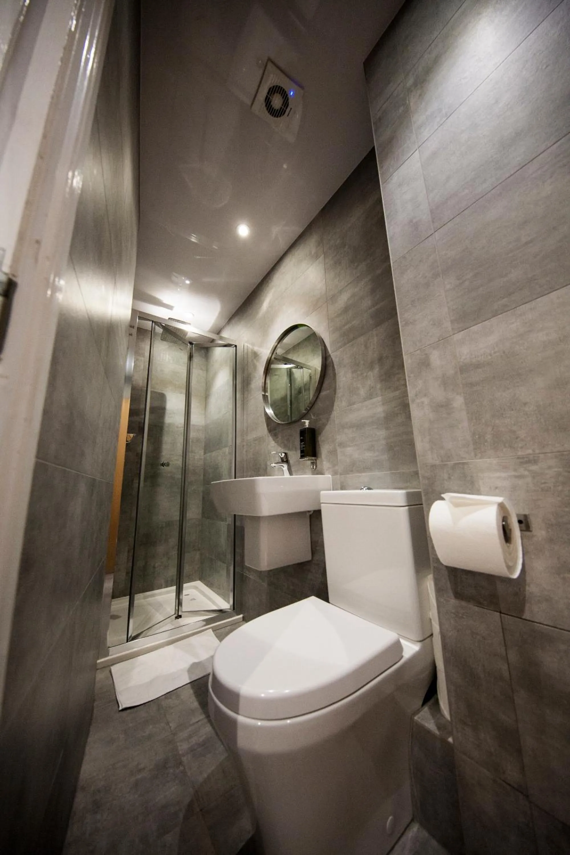 Bathroom in St George's Inn Victoria