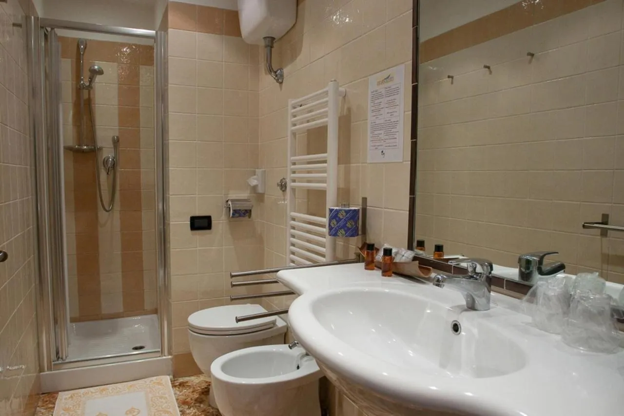 Shower in Locanda dei Poeti Rooms & Apartments