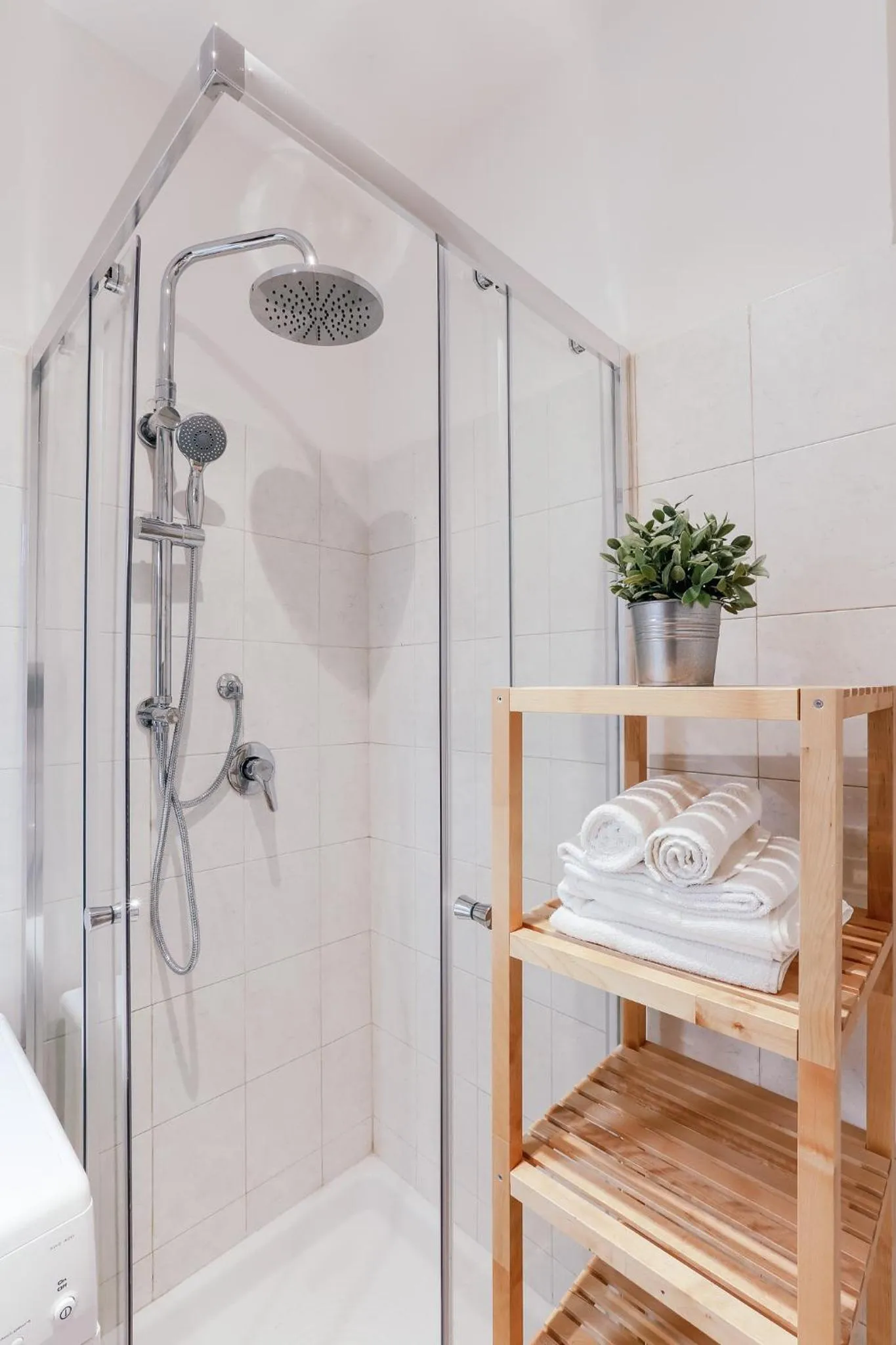 Shower in Locanda dei Poeti Rooms & Apartments