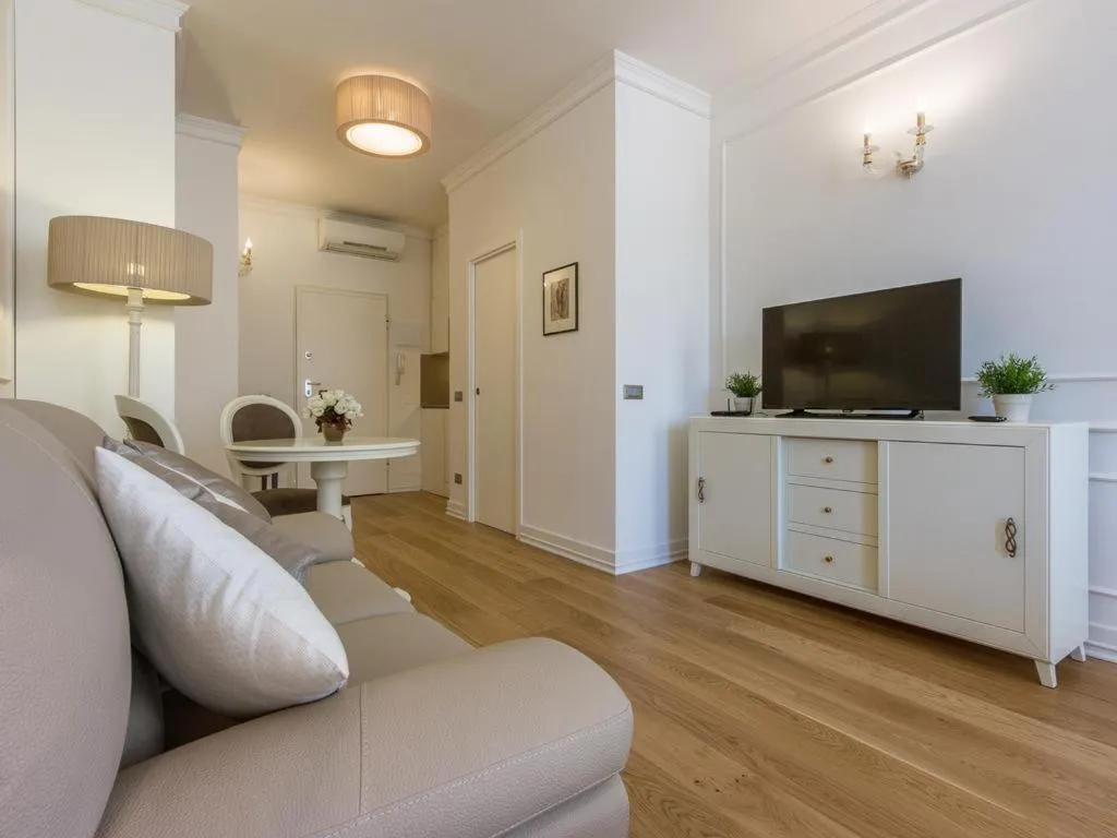 TV and multimedia in Locanda dei Poeti Rooms & Apartments