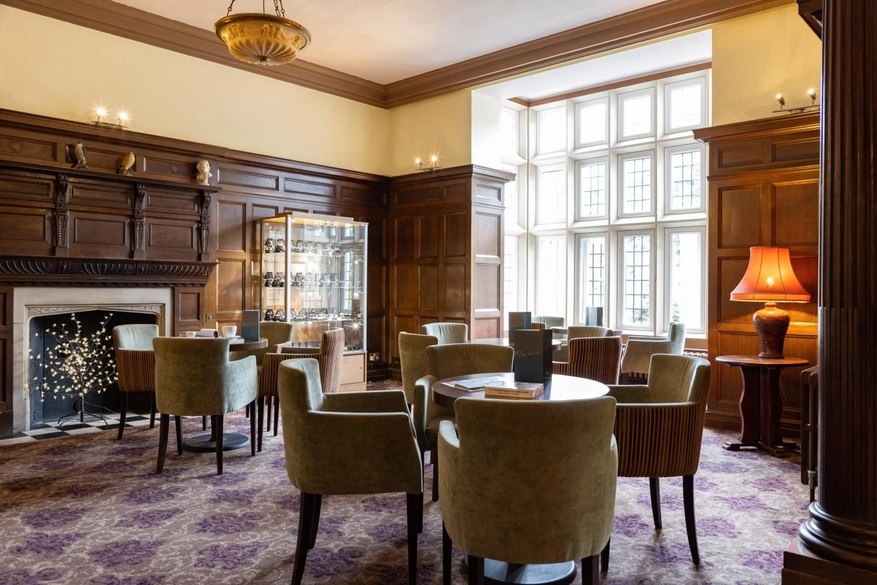 Lounge or bar in The Caledonian Island Hotel