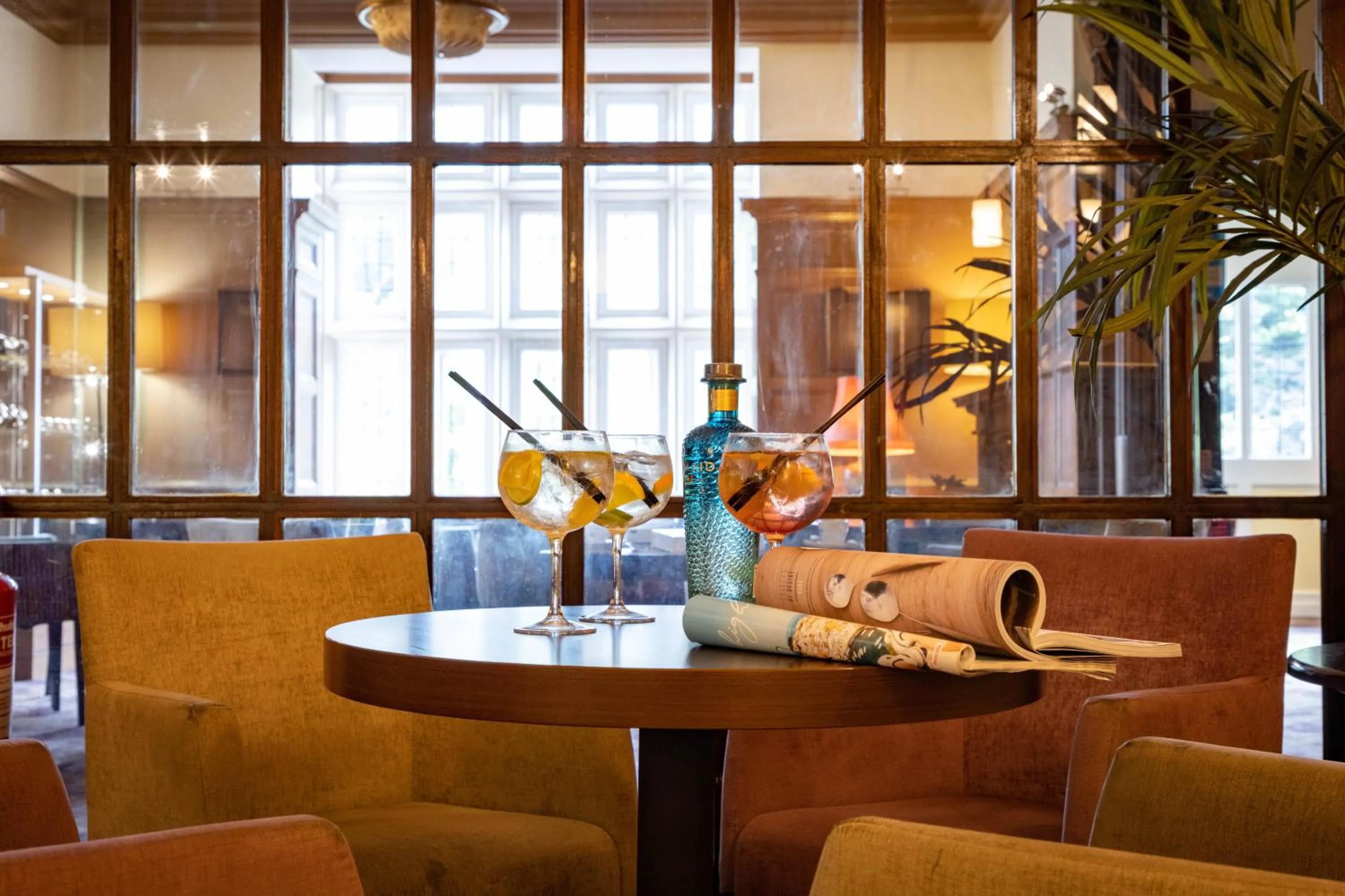 Lounge or bar in The Caledonian Island Hotel