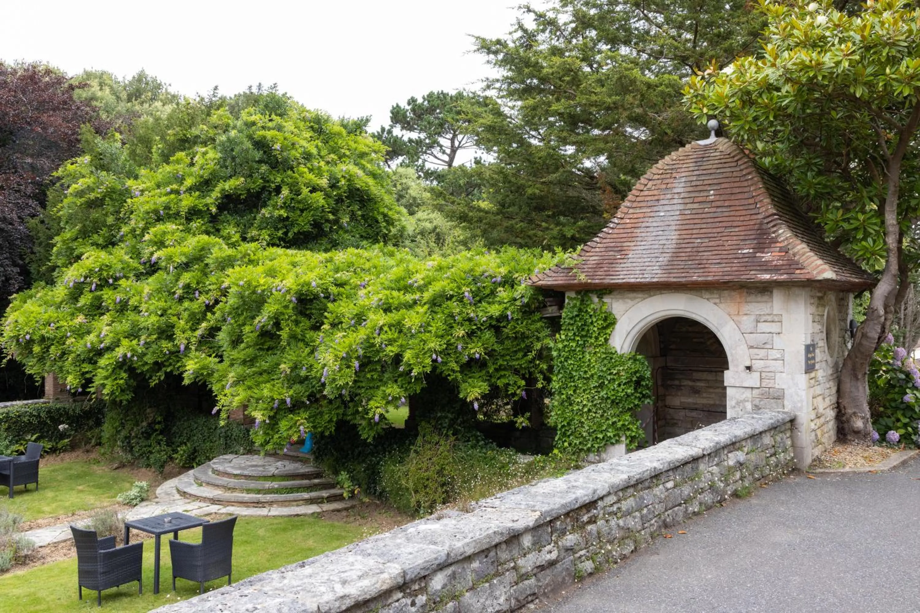 Patio in The Caledonian Island Hotel