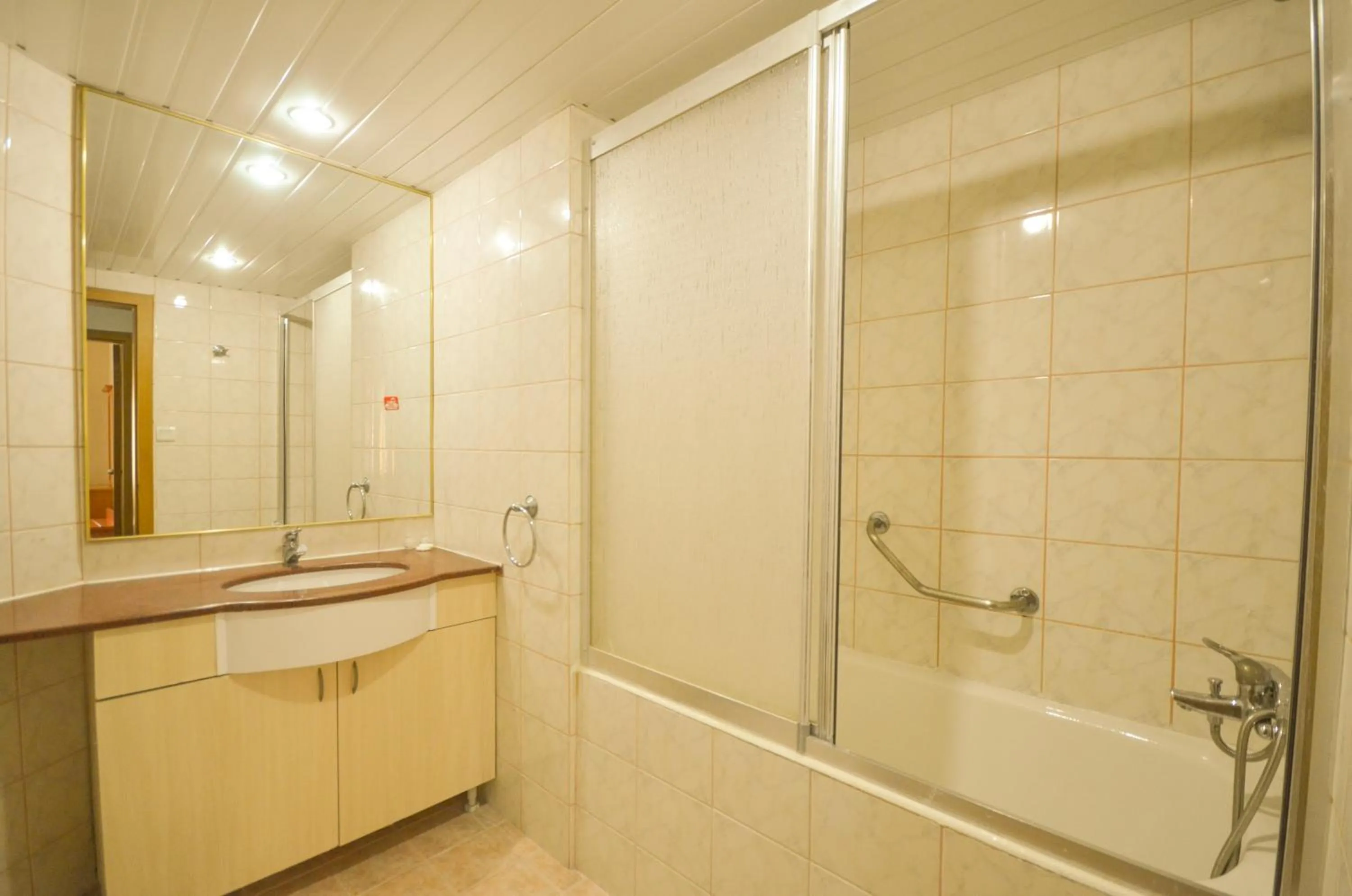 Shower in Select Suite & Apart Hotel