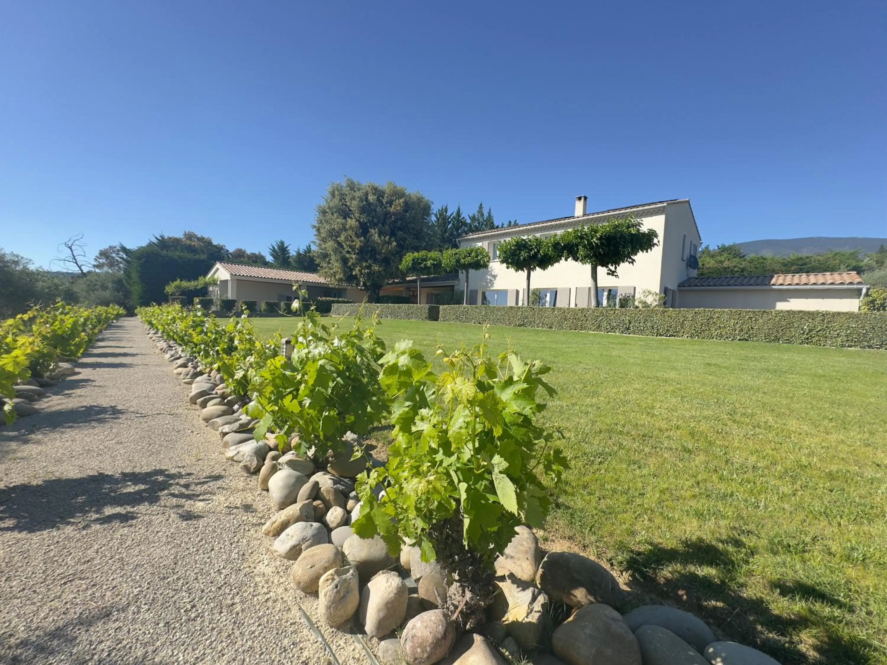 Property building in La Bastide au Ventoux