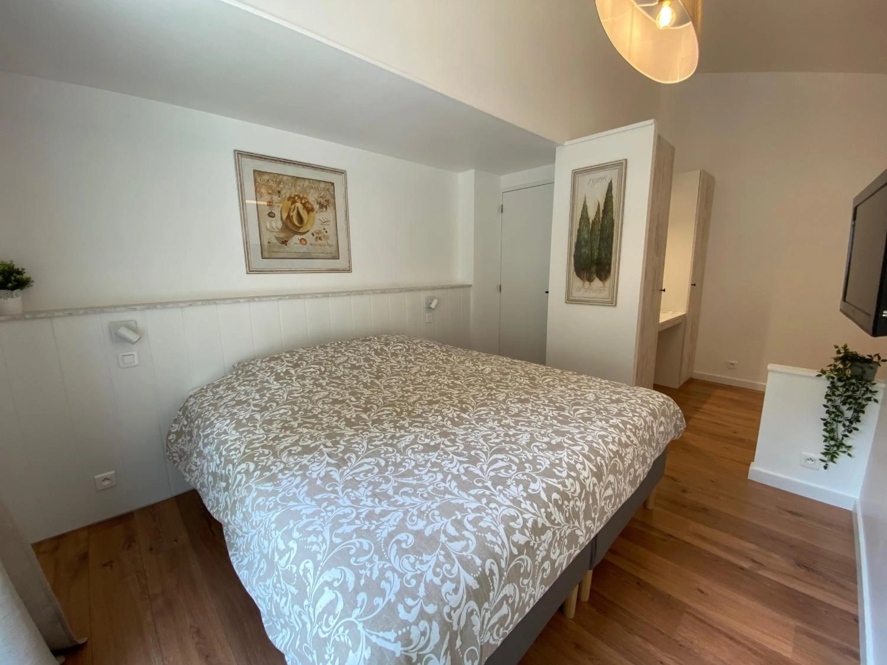 Bedroom, Bed in La Bastide au Ventoux