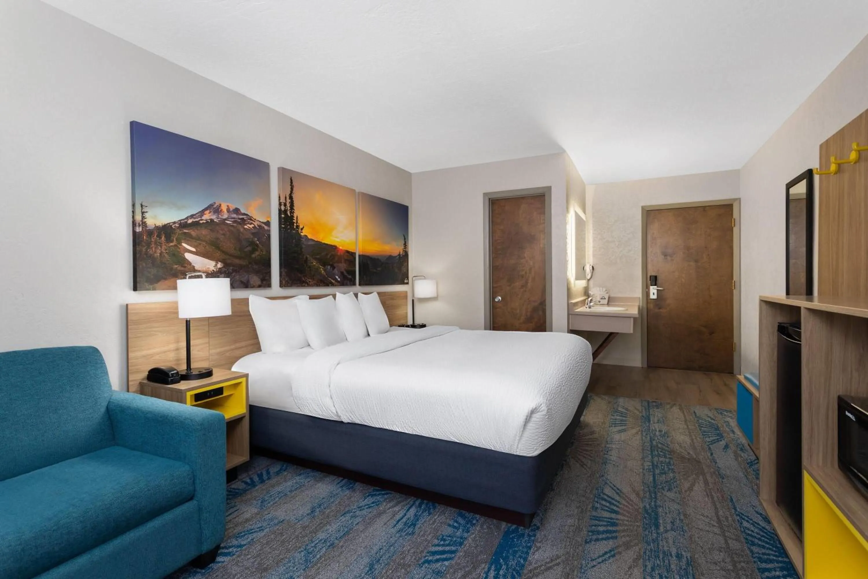 Photo of the whole room, Bed in Days Inn and Suites by Wyndham Downtown Missoula-University