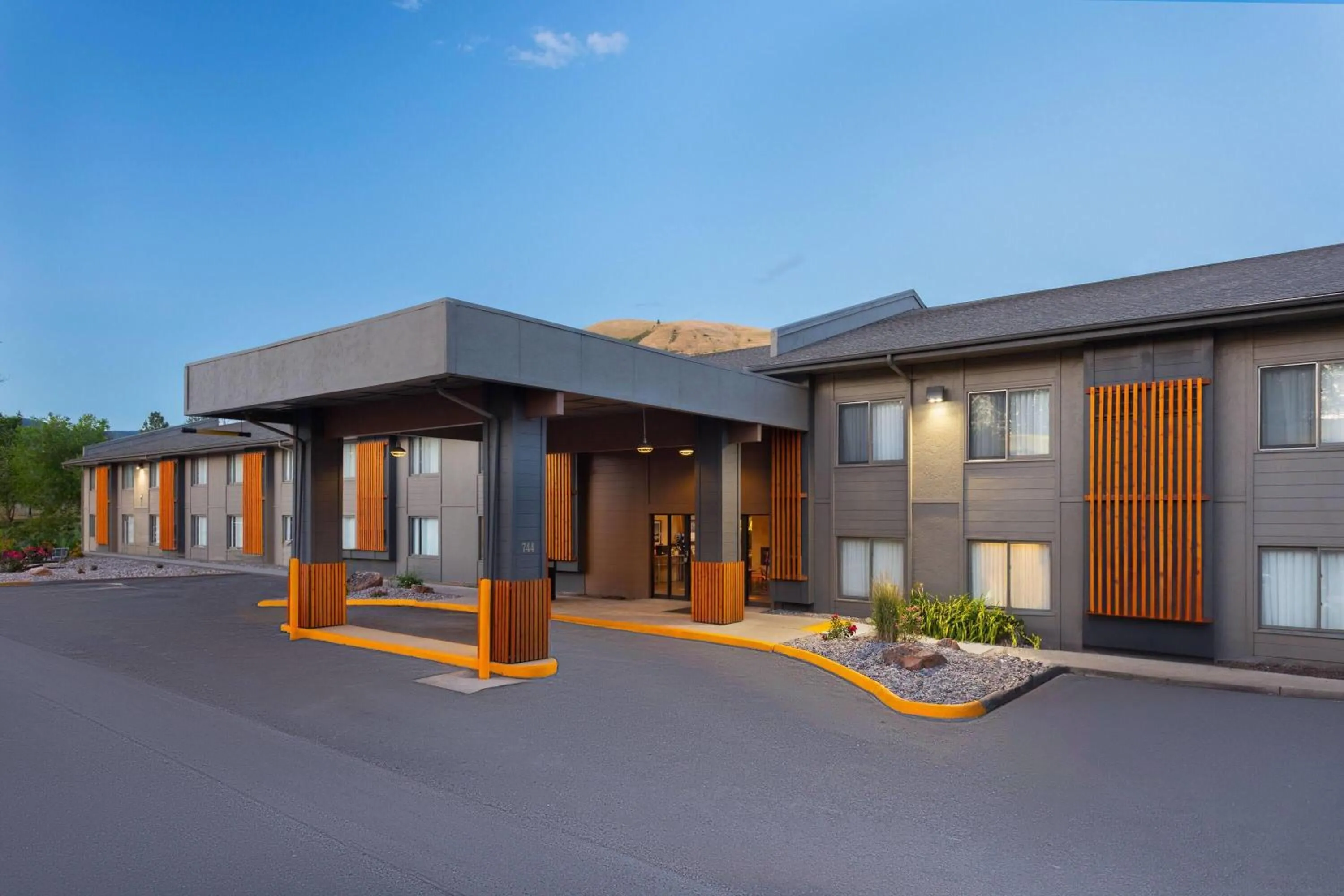 Property building in Days Inn and Suites by Wyndham Downtown Missoula-University