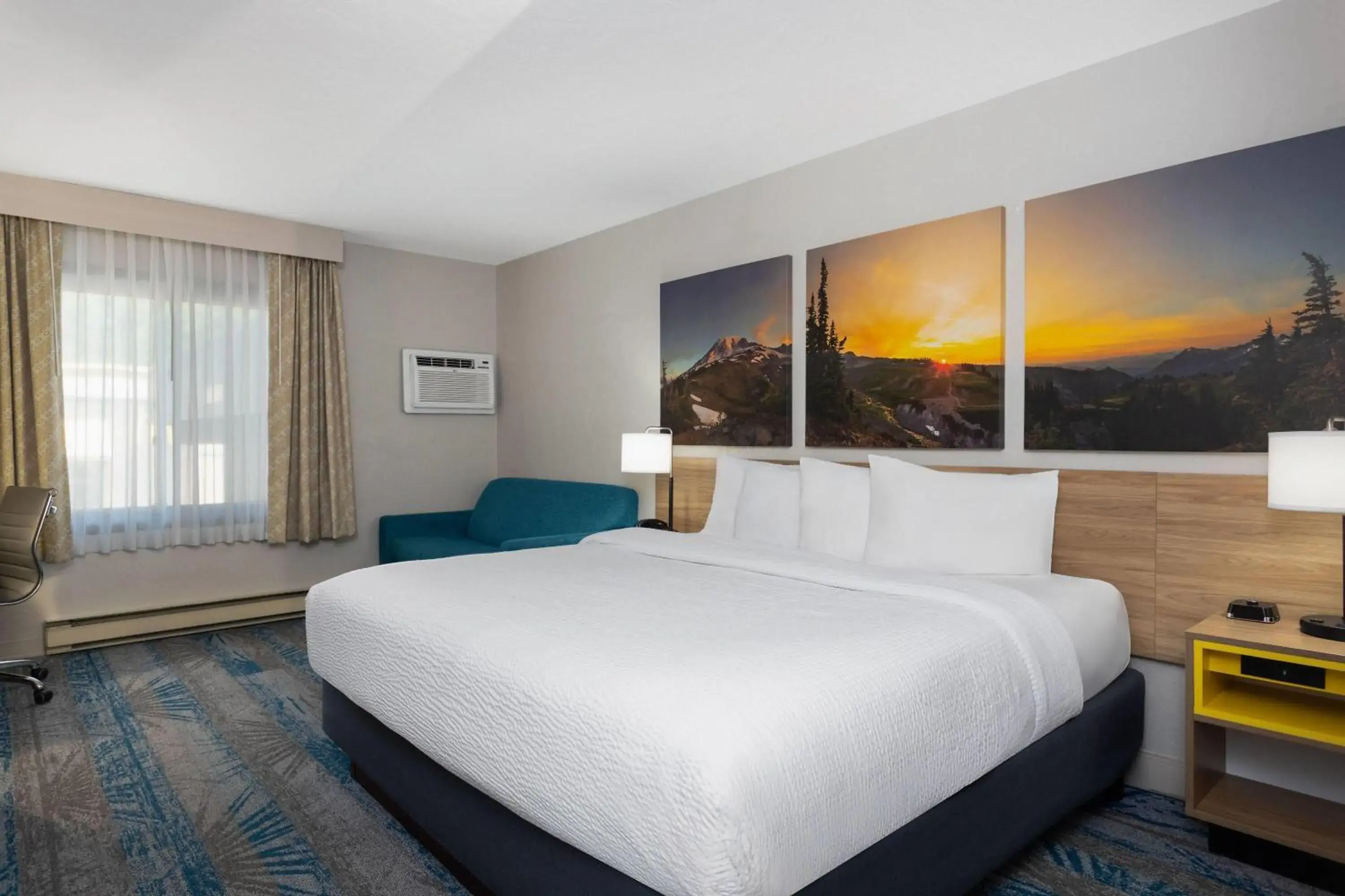 Deluxe King Room - Non-Smoking in Days Inn and Suites by Wyndham Downtown Missoula-University Deluxe King Room - Non-Smoking in Days Inn and Suites by Wyndham Downtown Missoula-University