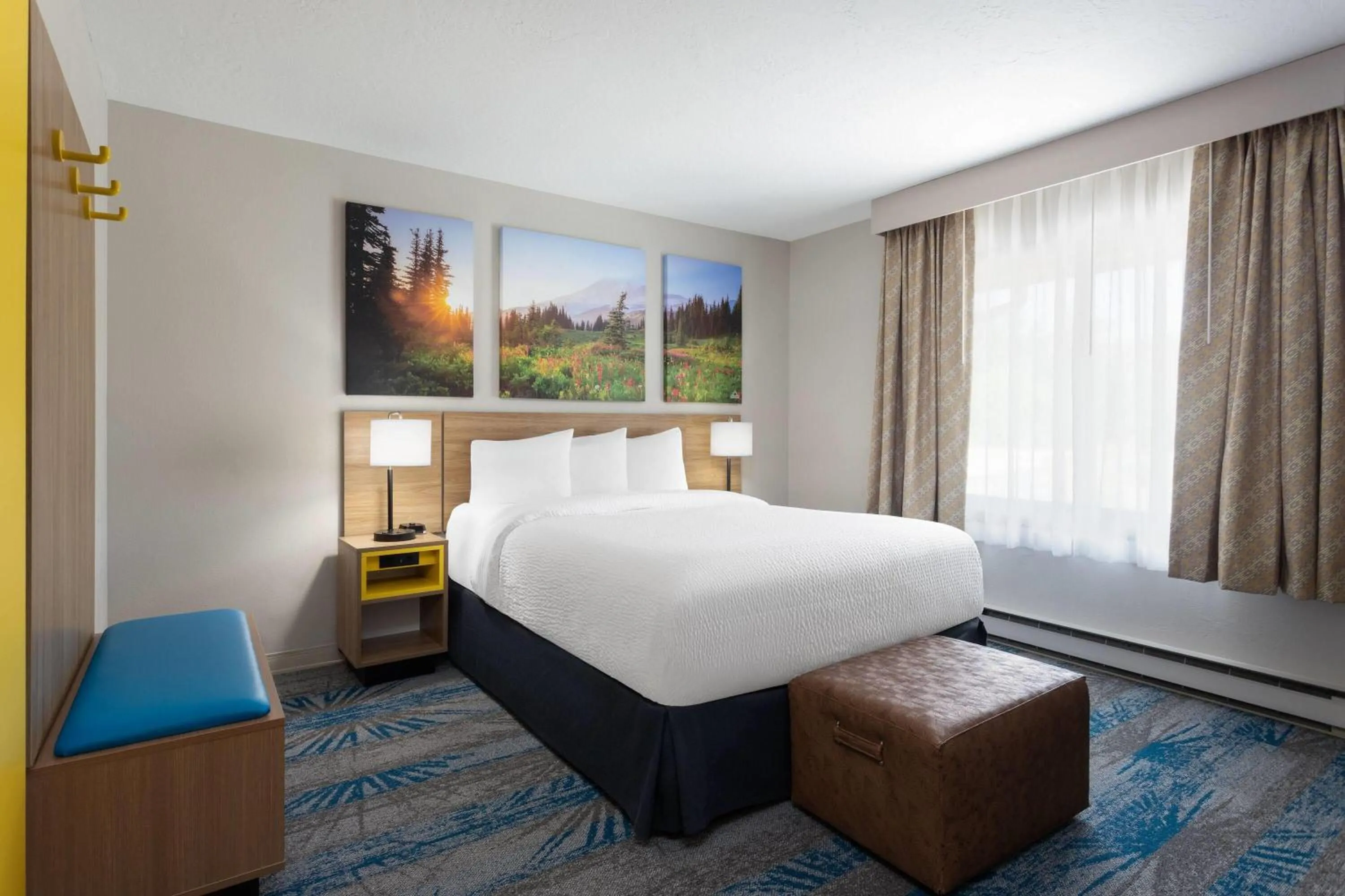 Photo of the whole room, Bed in Days Inn and Suites by Wyndham Downtown Missoula-University