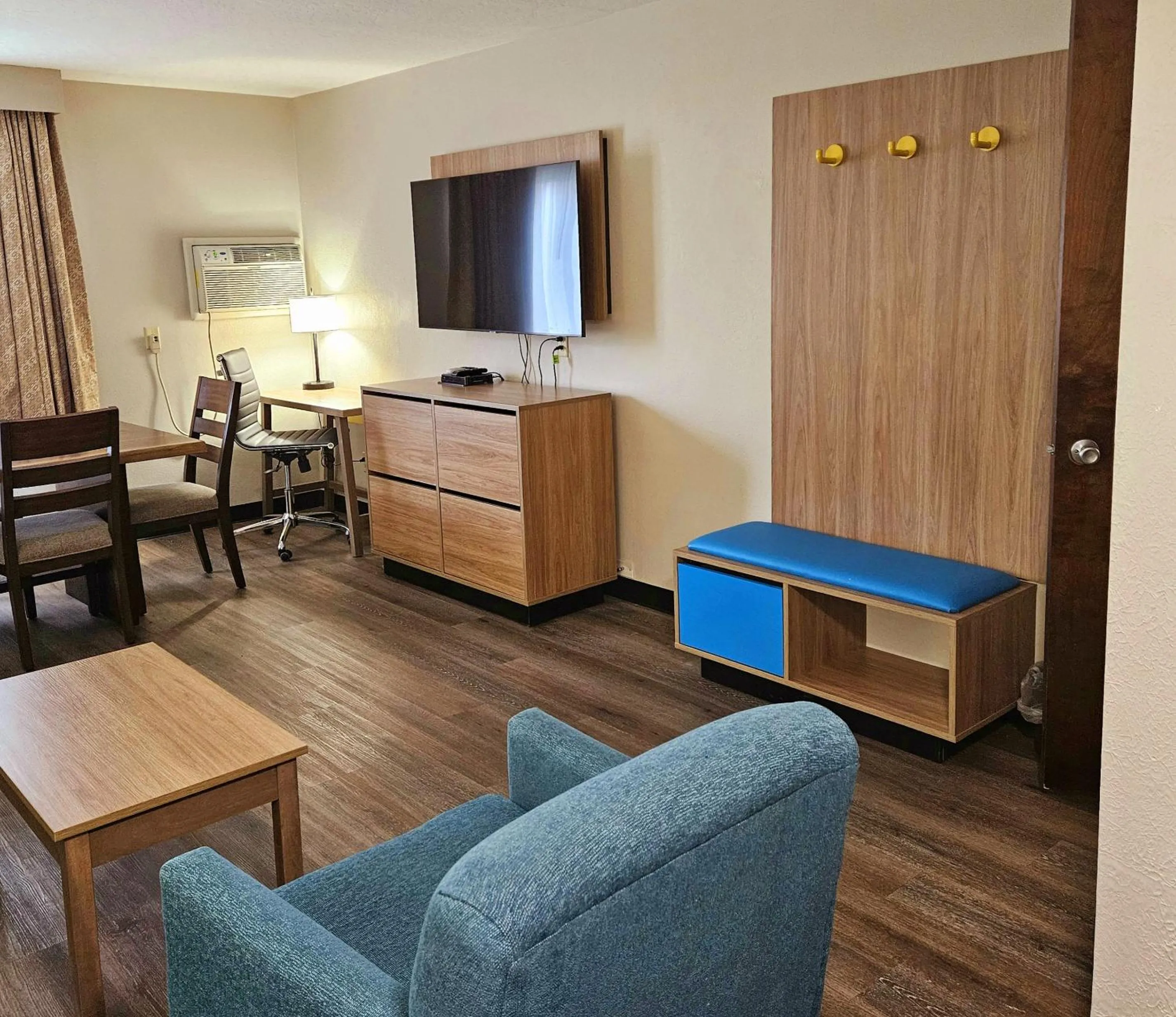 Living room in Days Inn and Suites by Wyndham Downtown Missoula-University