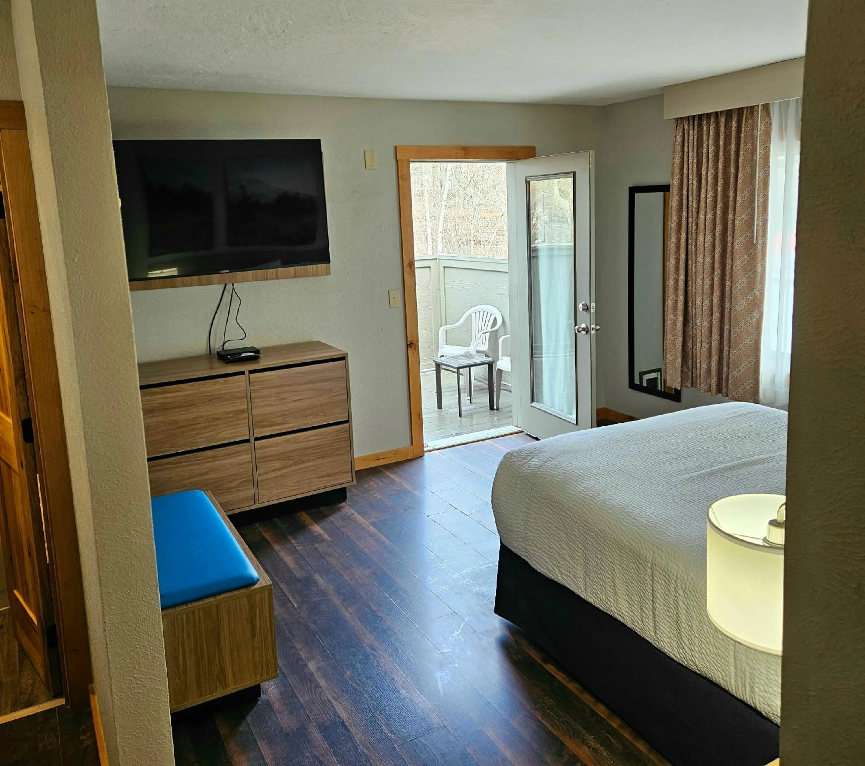 Patio, Bed in Days Inn and Suites by Wyndham Downtown Missoula-University