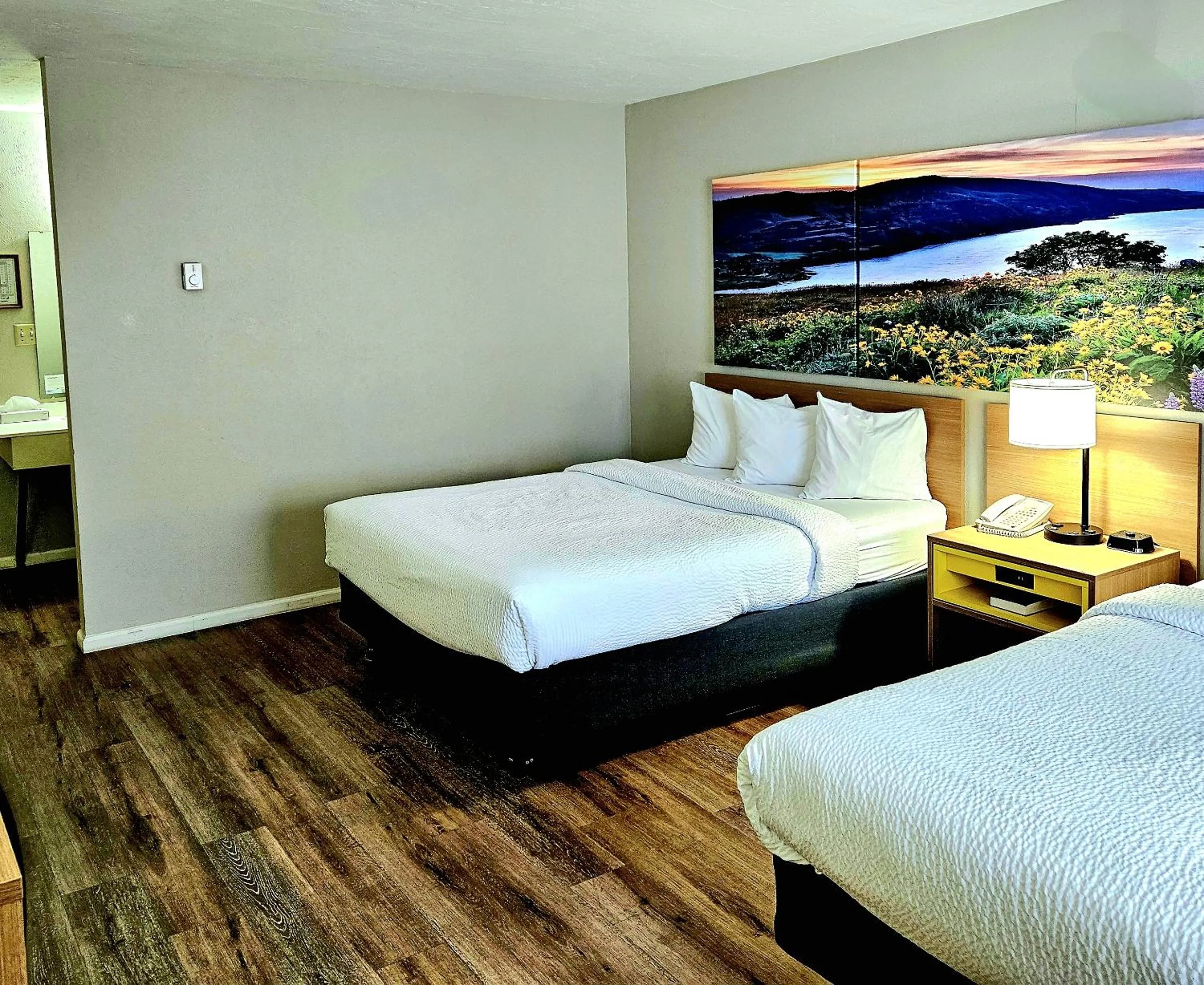 Bedroom, Bed in Days Inn and Suites by Wyndham Downtown Missoula-University