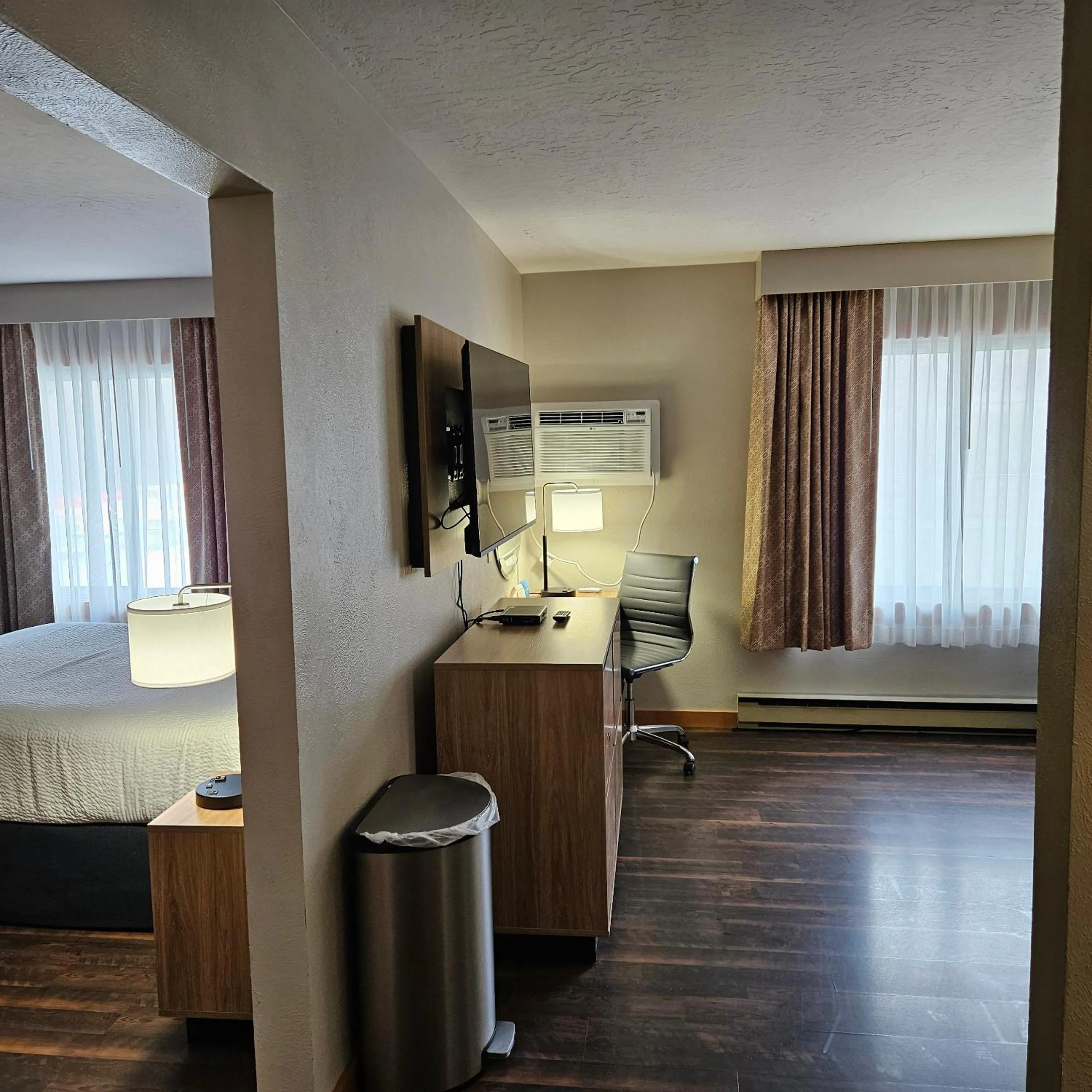 Living room, Bed in Days Inn and Suites by Wyndham Downtown Missoula-University