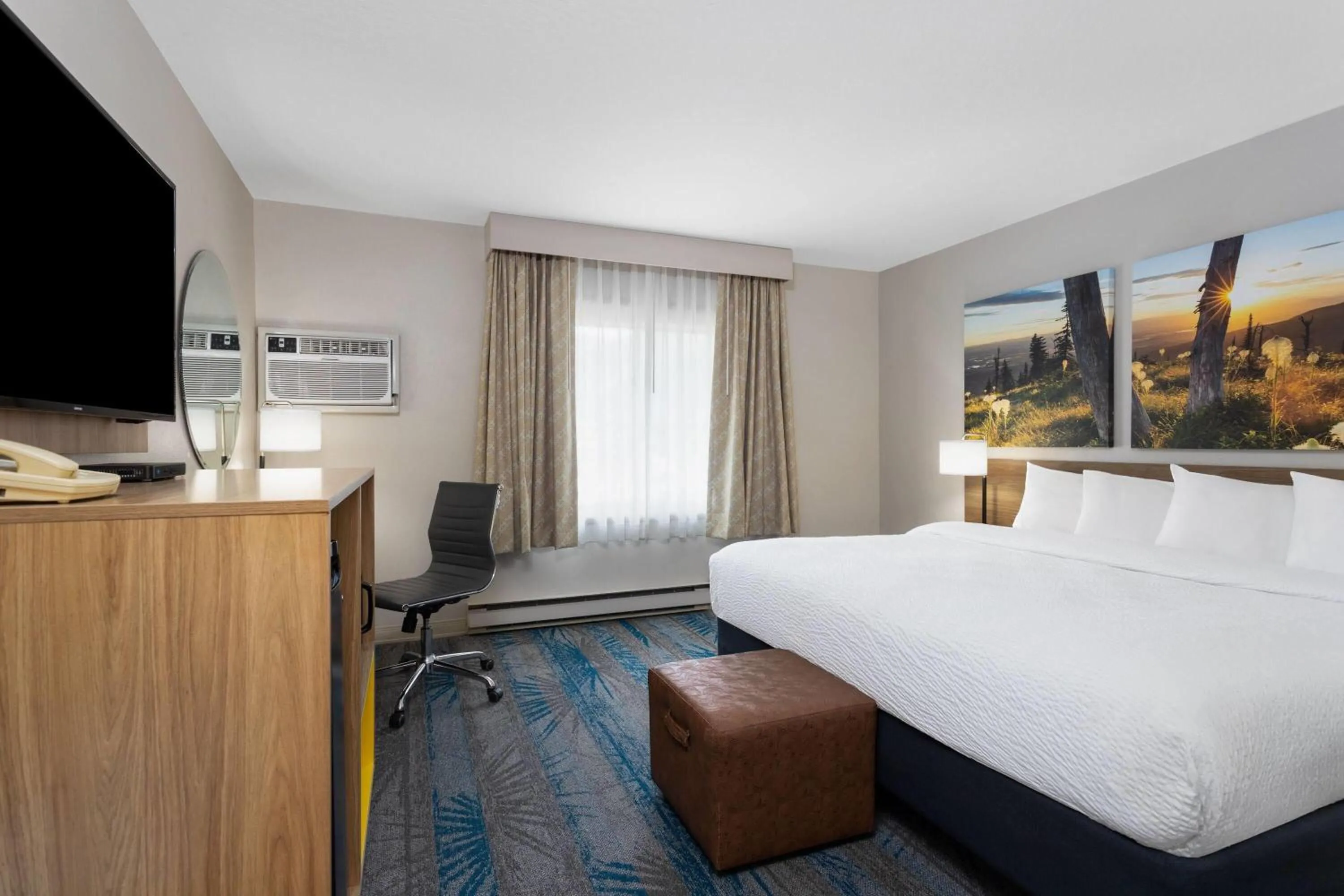 Photo of the whole room, Bed in Days Inn and Suites by Wyndham Downtown Missoula-University
