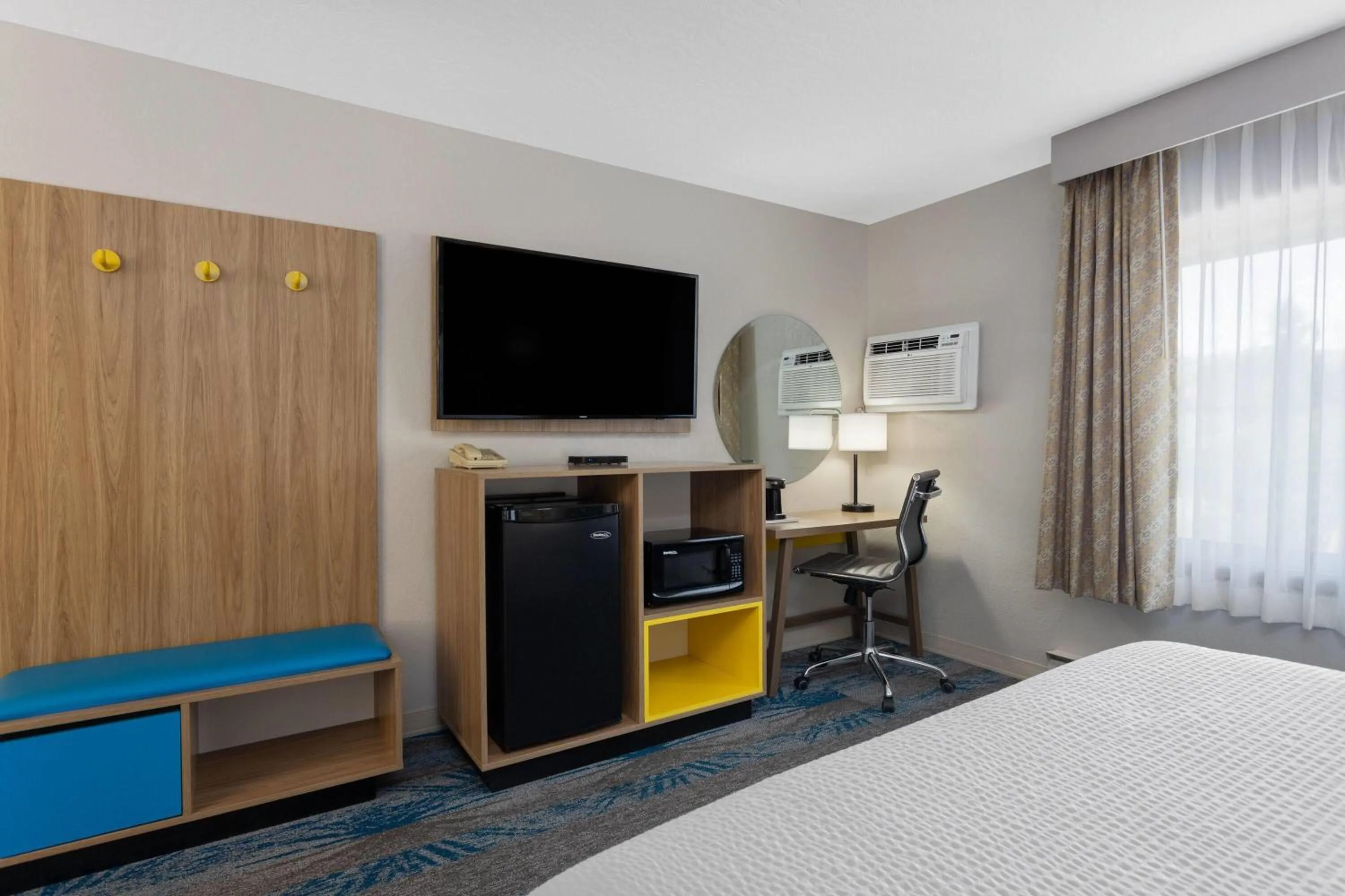 Photo of the whole room, Bed in Days Inn and Suites by Wyndham Downtown Missoula-University
