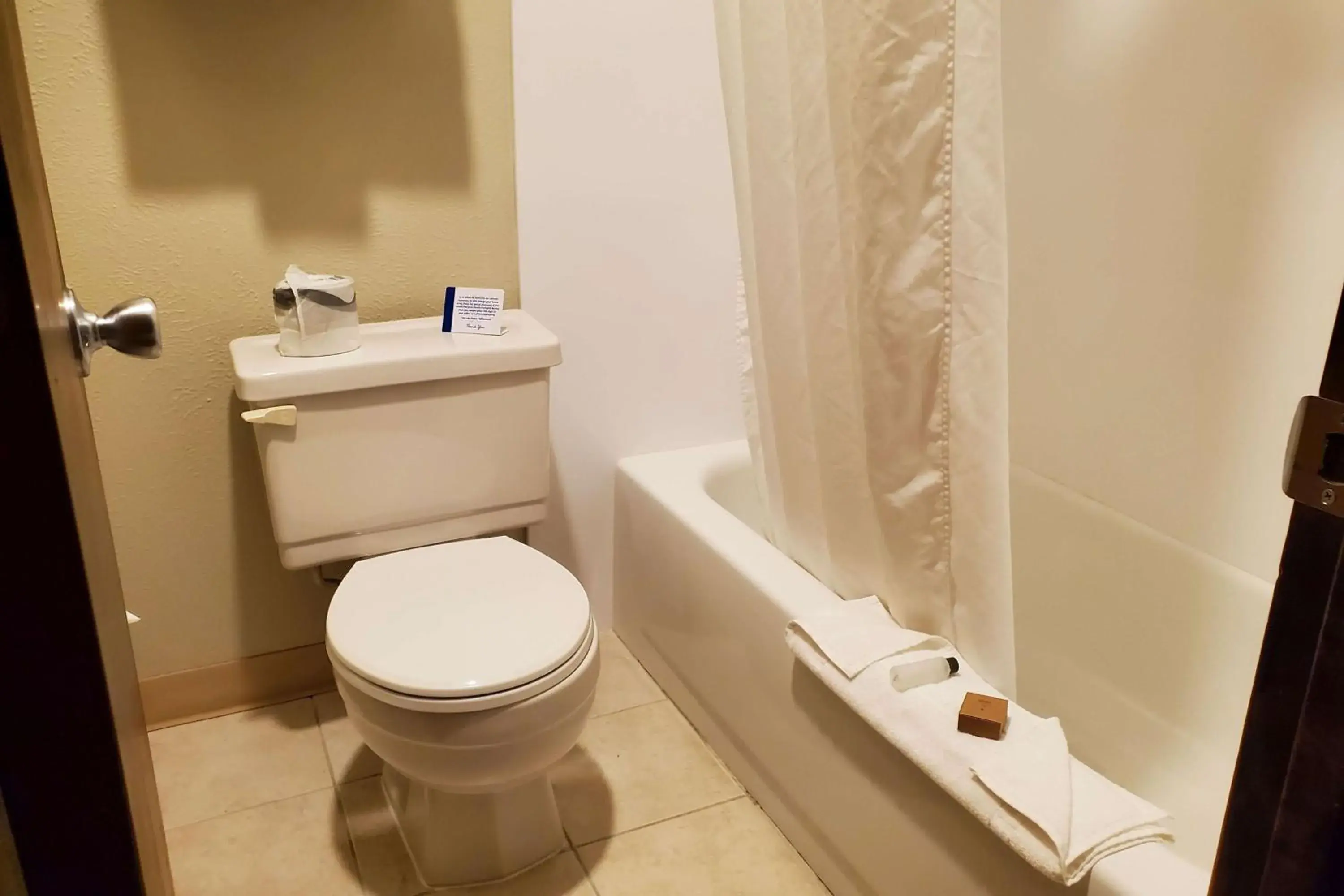 1 Queen Bed, Mobility Accessible Room, Roll-in Shower, Non-Smoking in Days Inn and Suites by Wyndham Downtown Missoula-University 1 Queen Bed, Mobility Accessible Room, Roll-in Shower, Non-Smoking in Days Inn and Suites by Wyndham Downtown Missoula-University