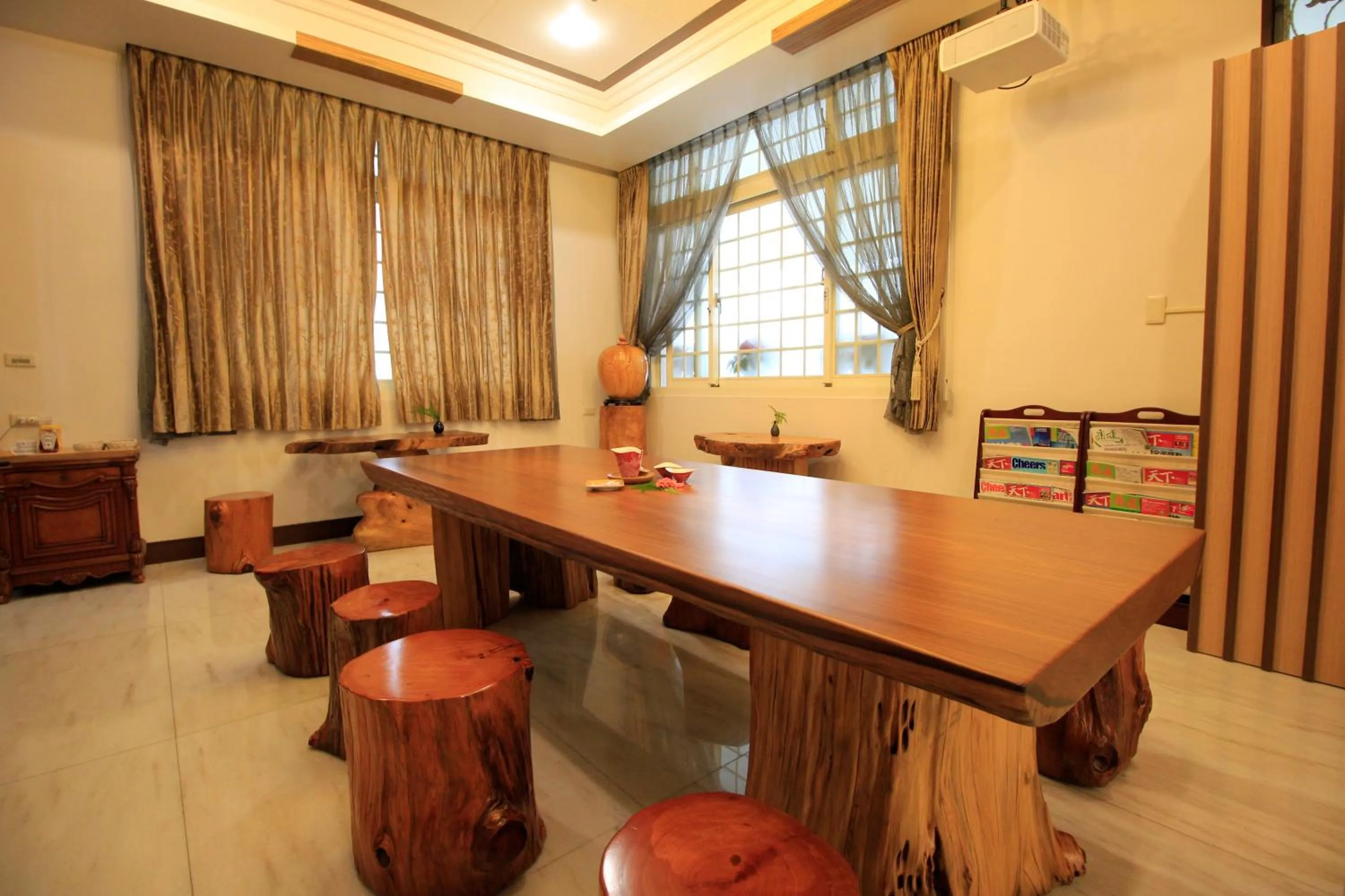 Library in Green Park Homestay