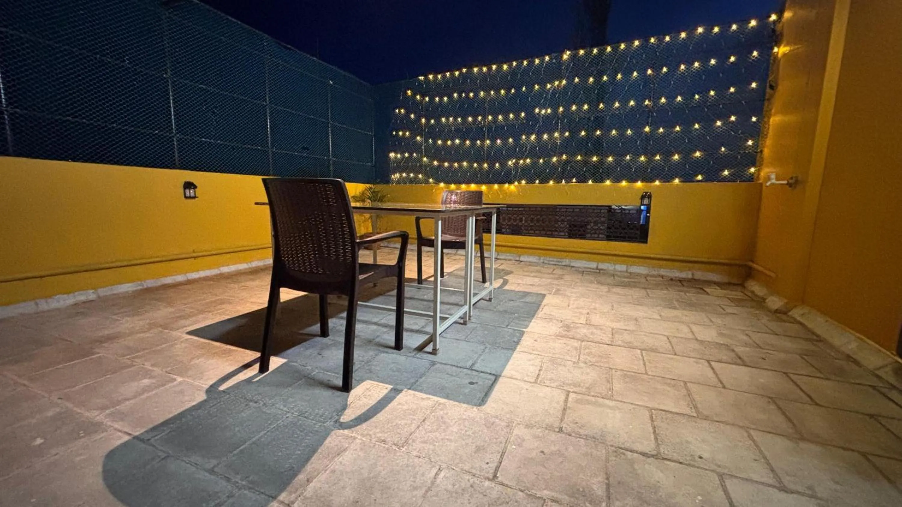 Balcony/Terrace in Shoreline Stays Near Rock Beach