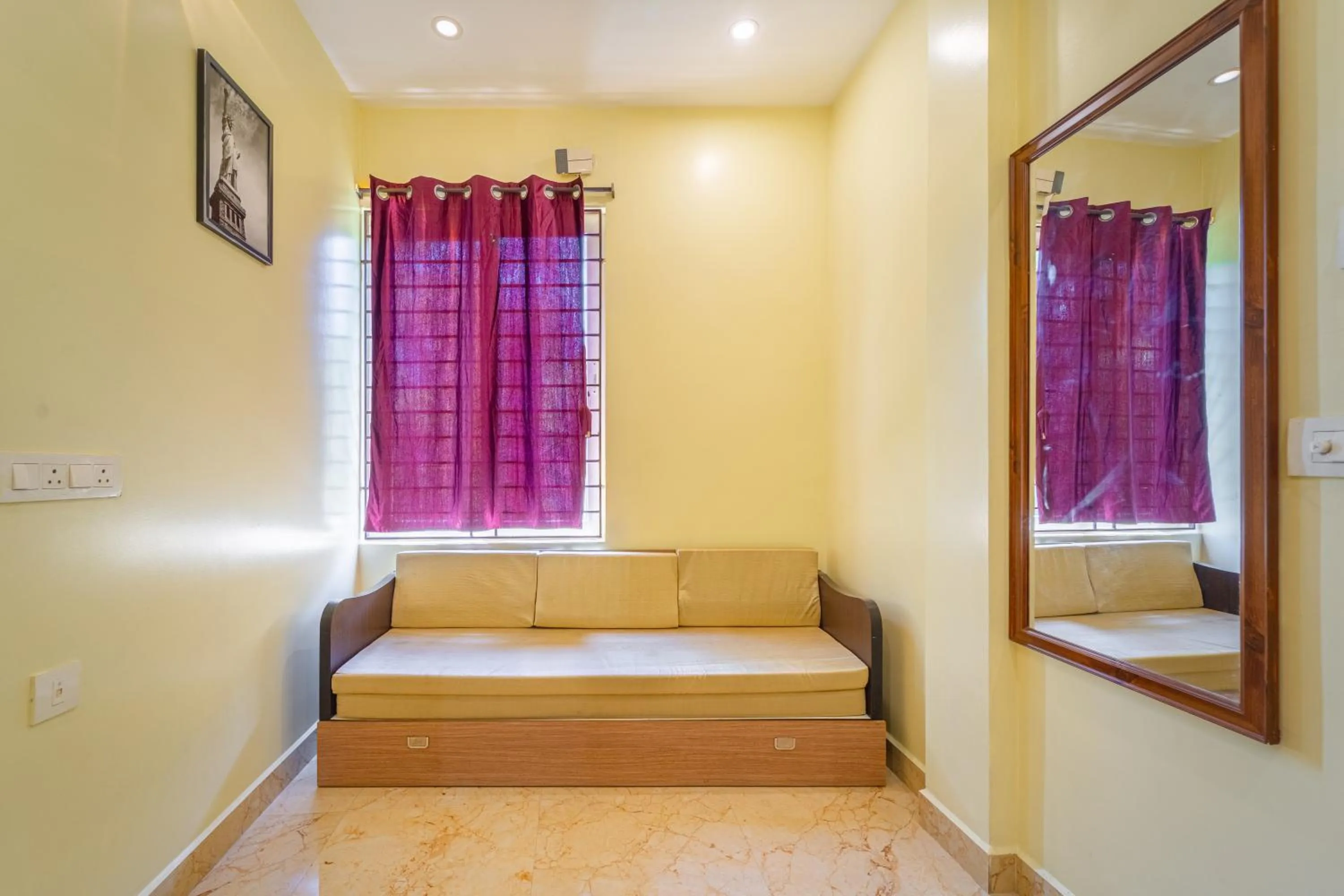 Living room, Bed in Shoreline Stays Near Rock Beach