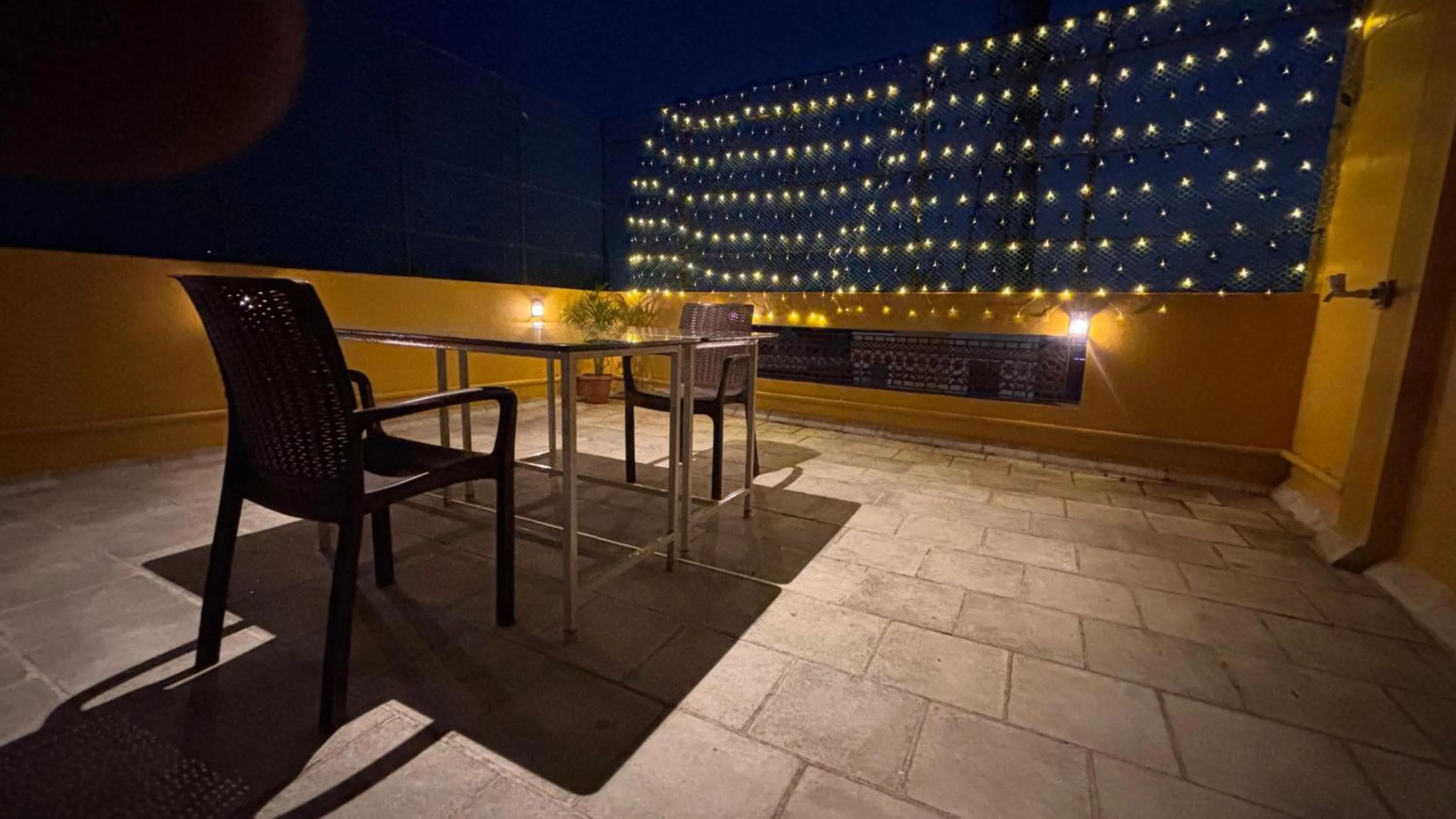 Balcony/Terrace in Shoreline Stays Near Rock Beach