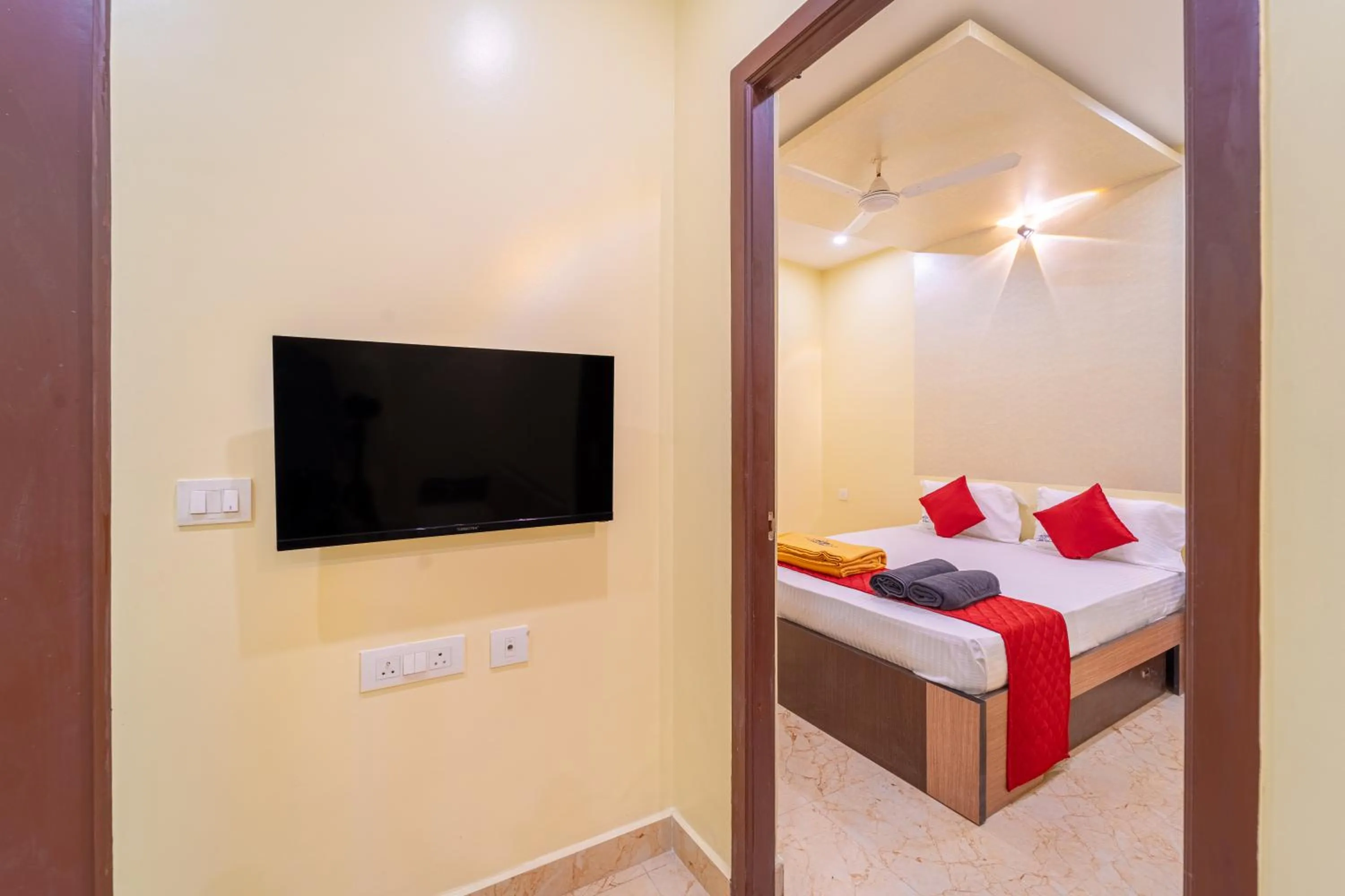 TV and multimedia, Bed in Shoreline Stays Near Rock Beach