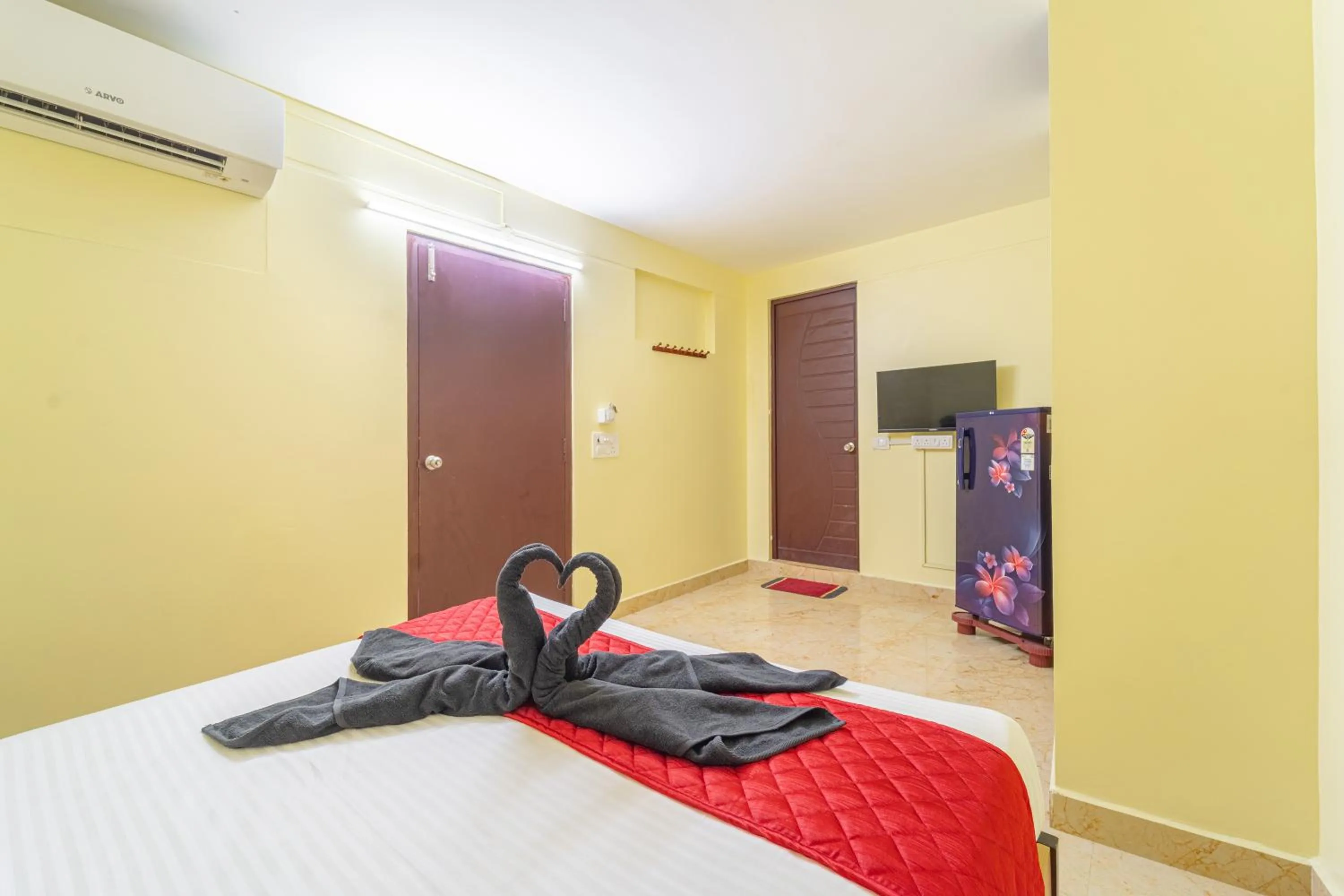 Bedroom, Bed in Shoreline Stays Near Rock Beach