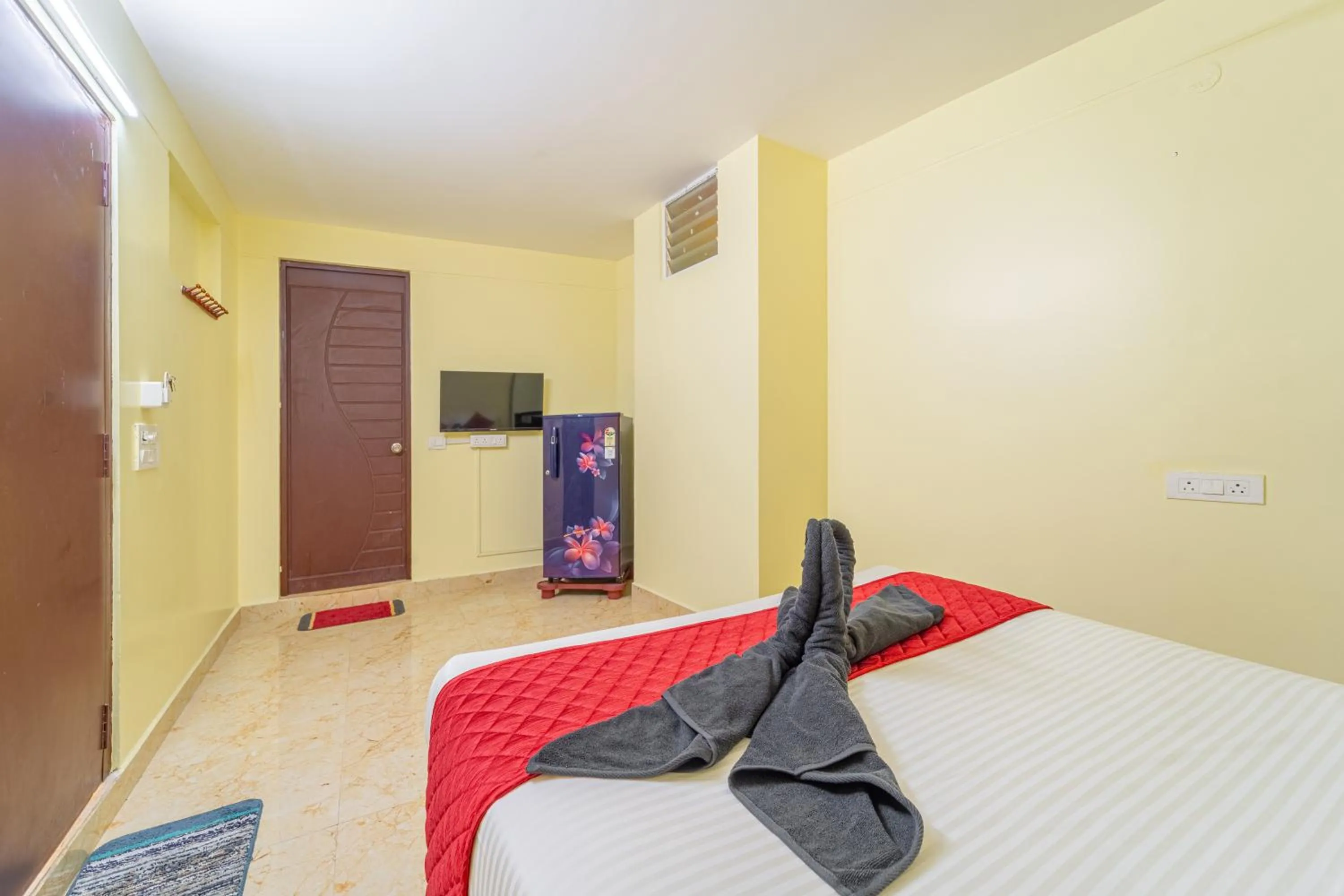 TV and multimedia, Bed in Shoreline Stays Near Rock Beach