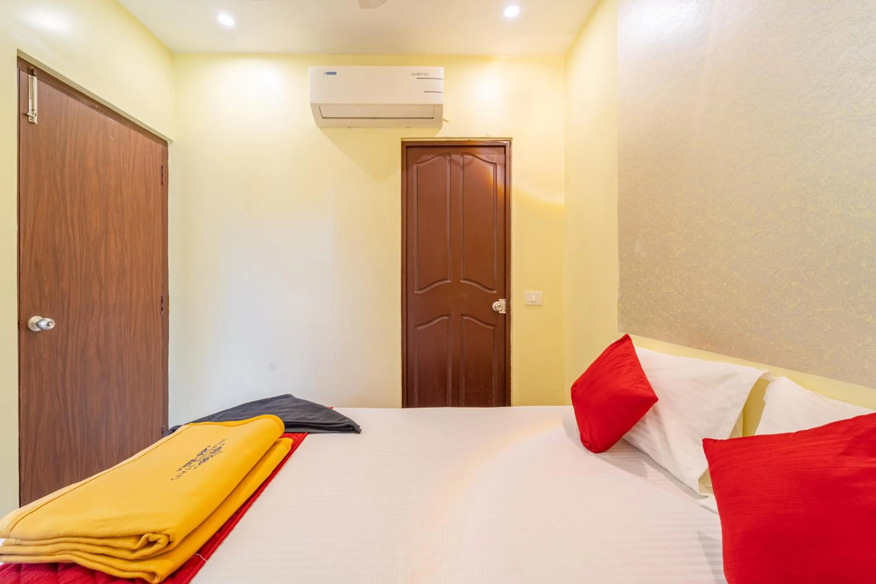 Bedroom, Bed in Shoreline Stays Near Rock Beach