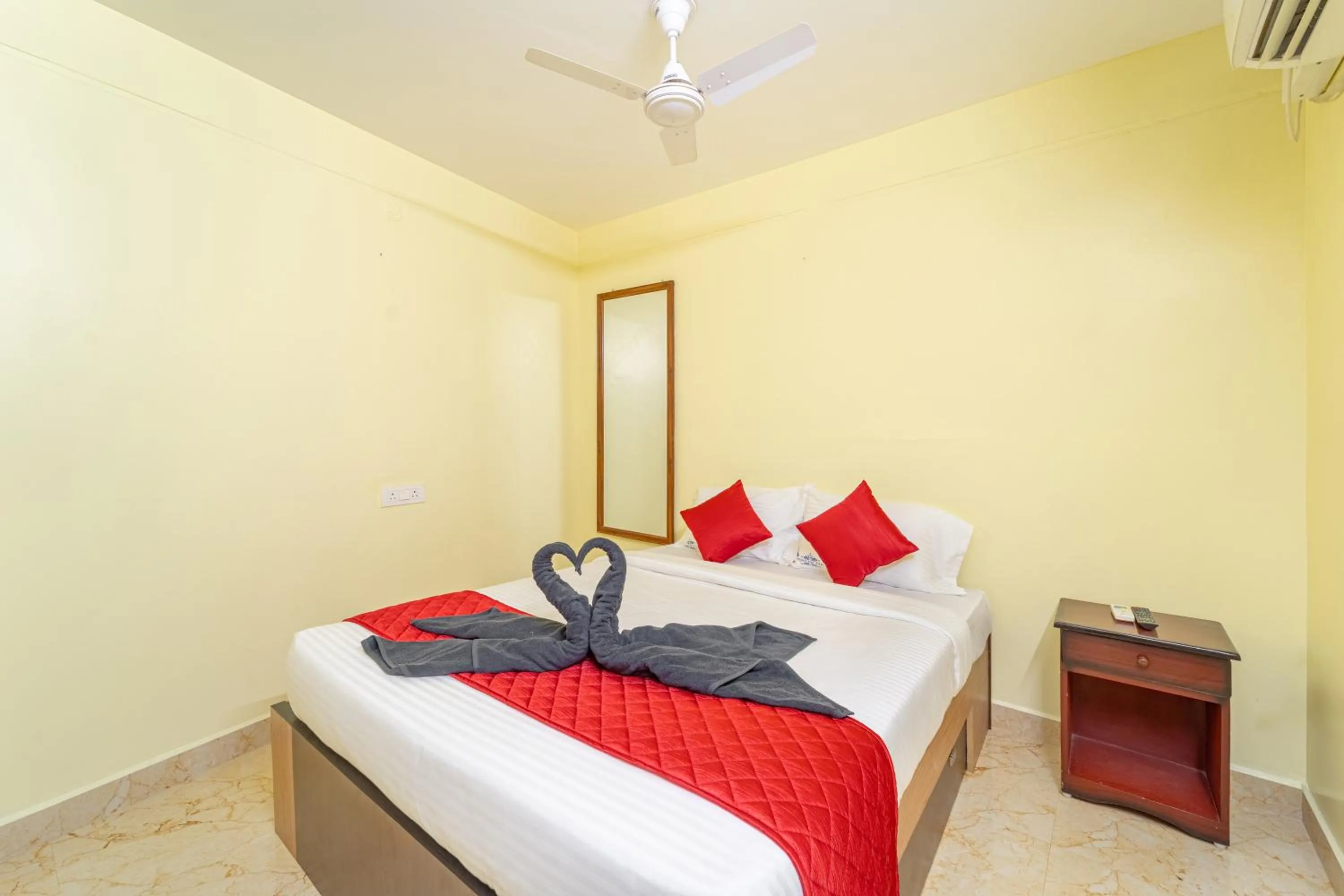 Bedroom, Bed in Shoreline Stays Near Rock Beach