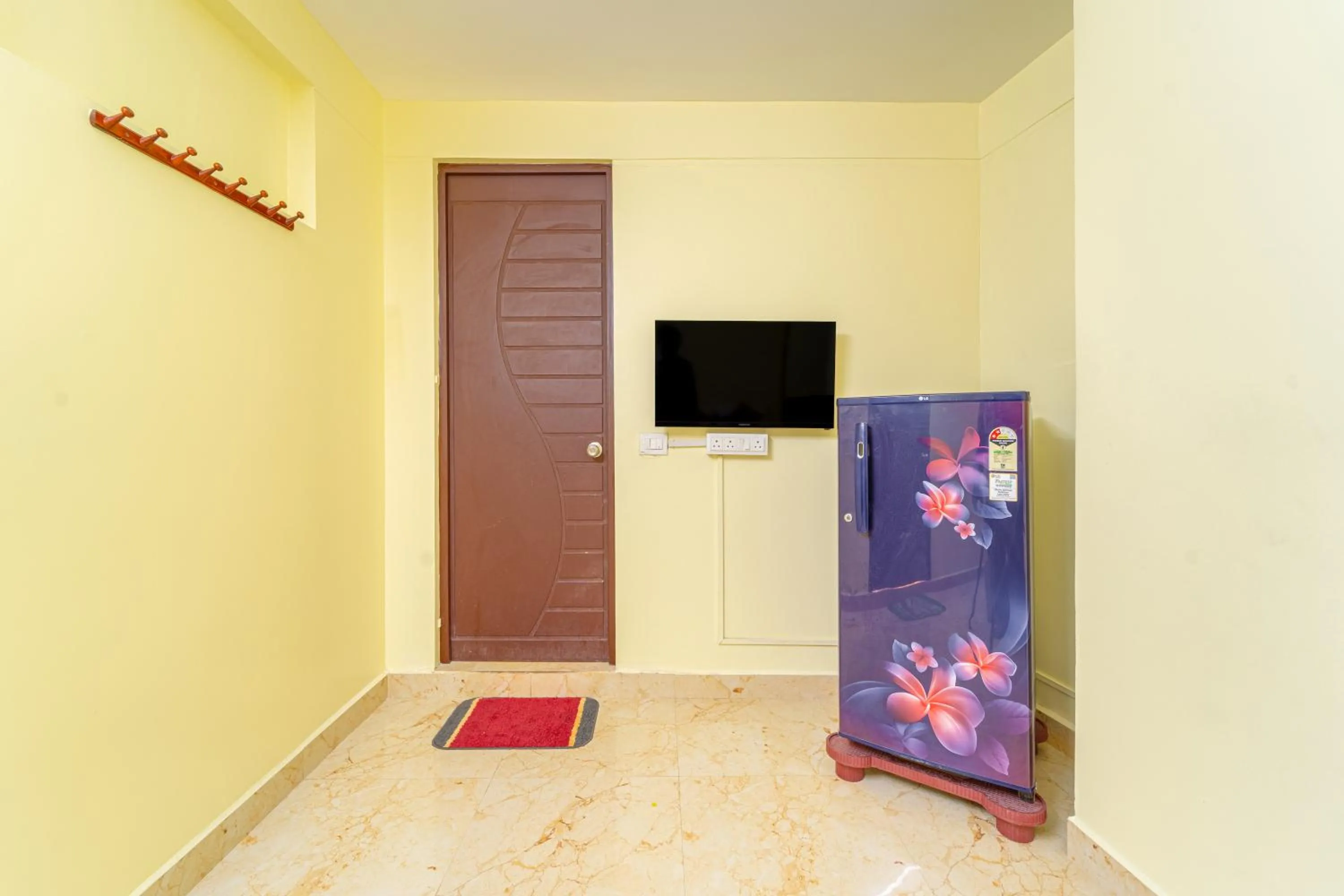 TV and multimedia in Shoreline Stays Near Rock Beach