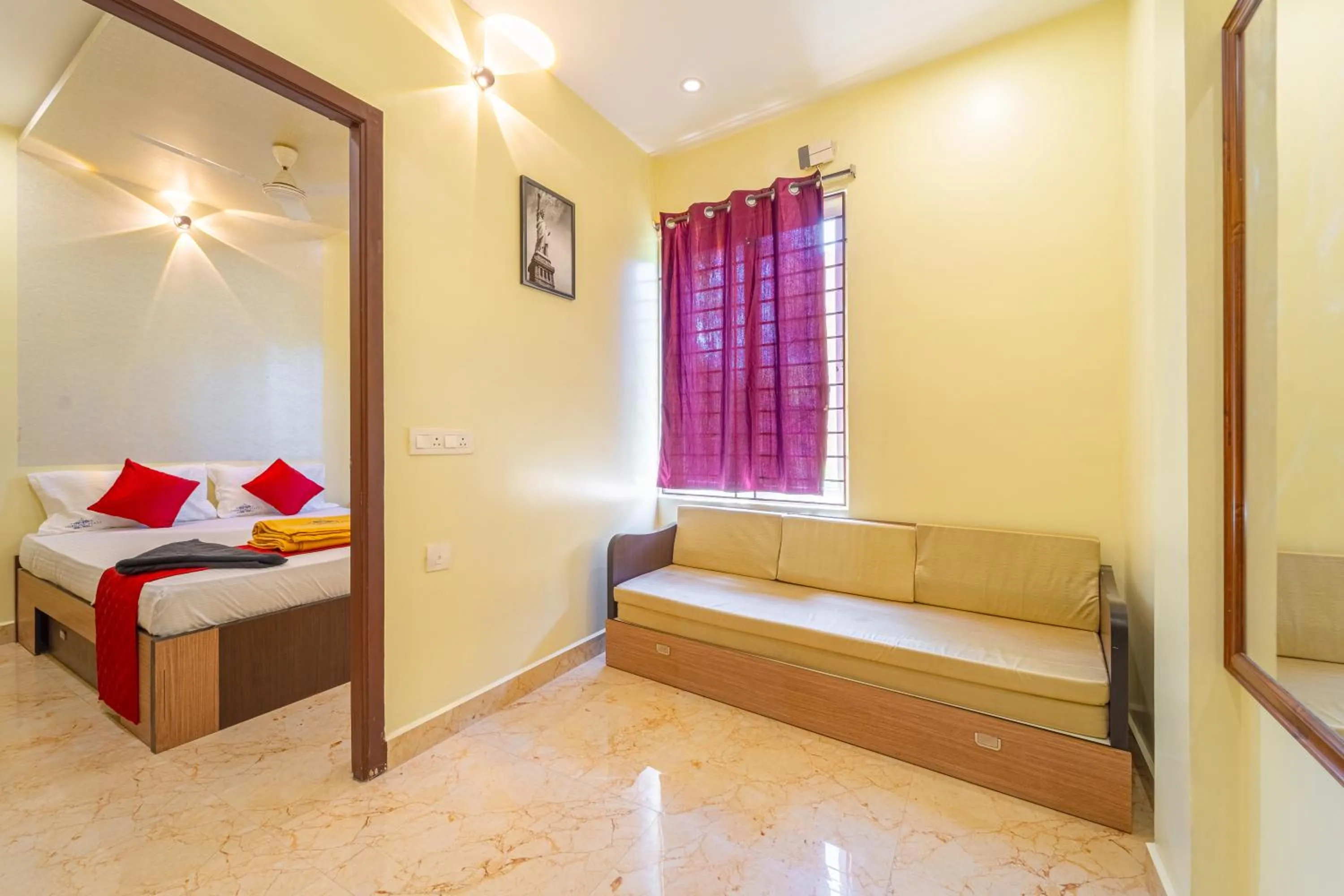 Living room, Bed in Shoreline Stays Near Rock Beach