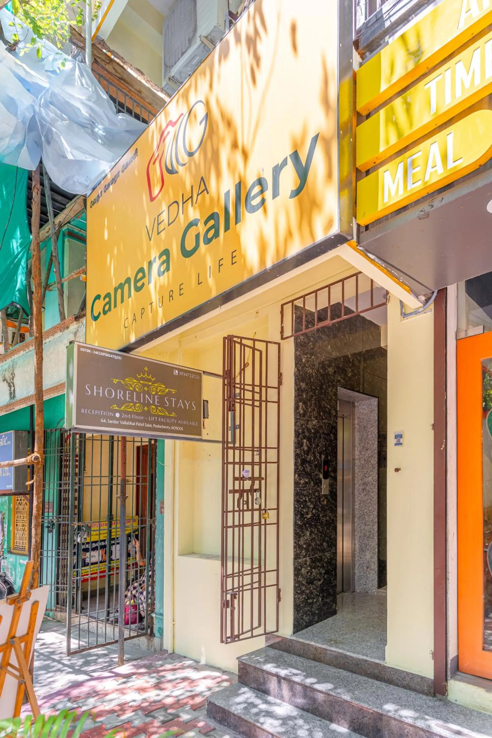 Facade/entrance in Shoreline Stays Near Rock Beach