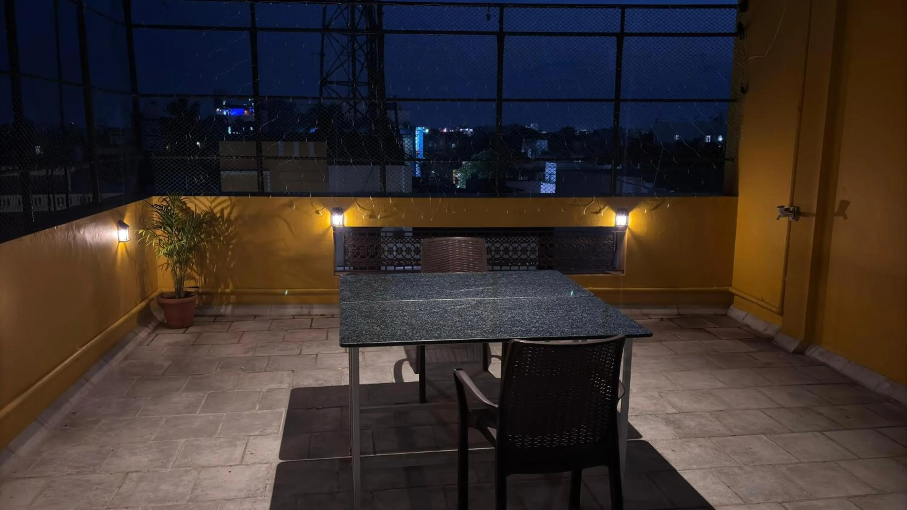 Balcony/Terrace in Shoreline Stays Near Rock Beach