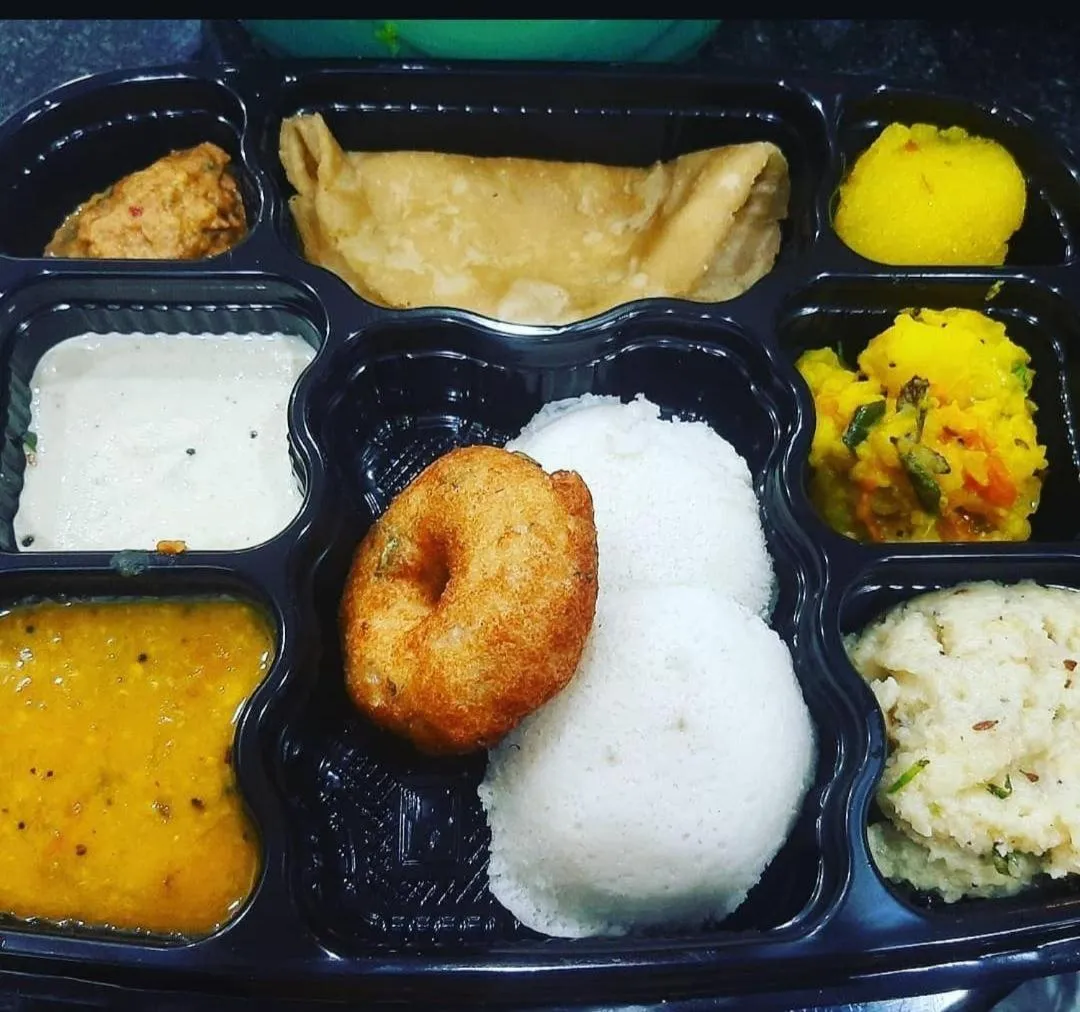 Breakfast in Shoreline Stays Near Rock Beach