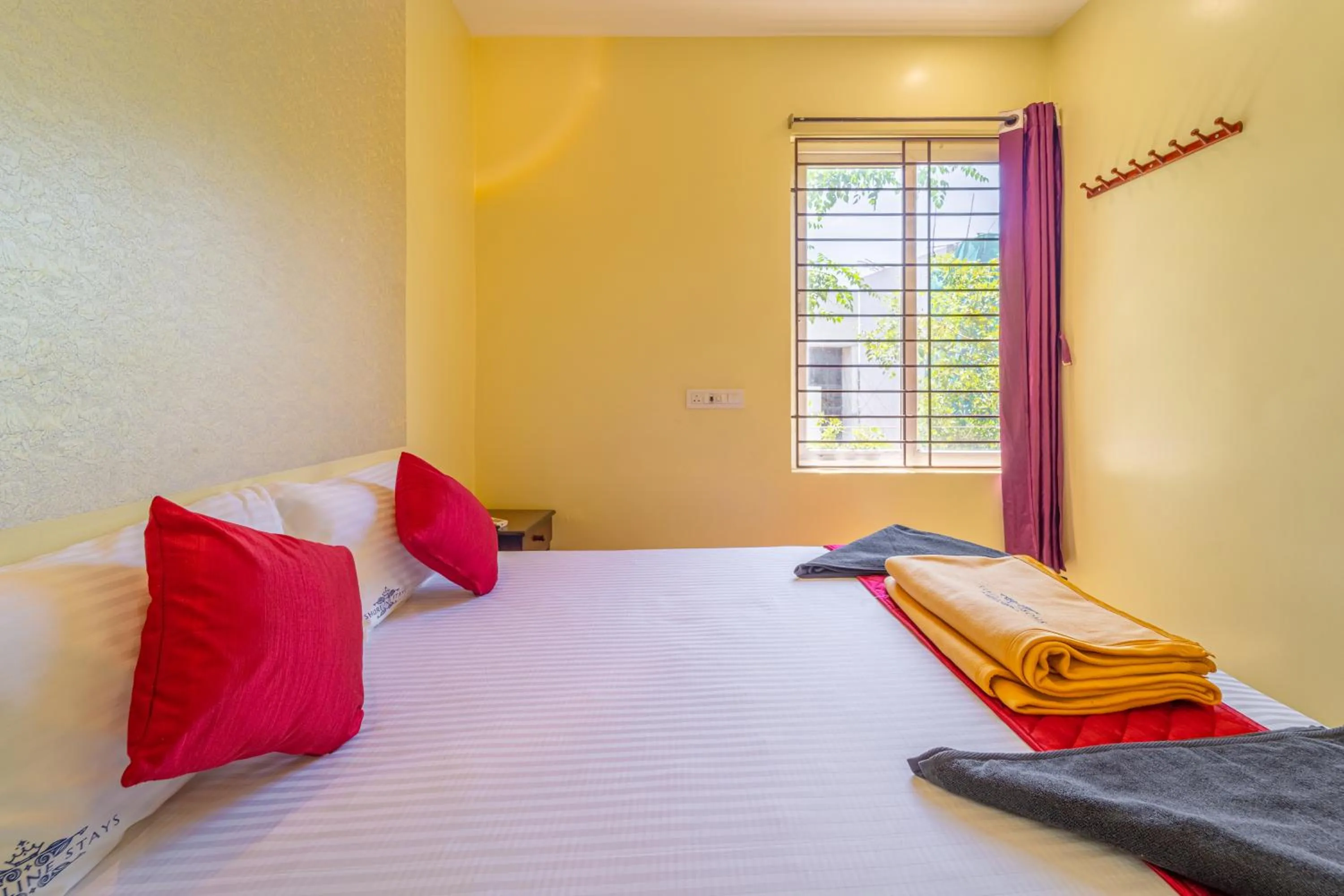 Bedroom, Bed in Shoreline Stays Near Rock Beach