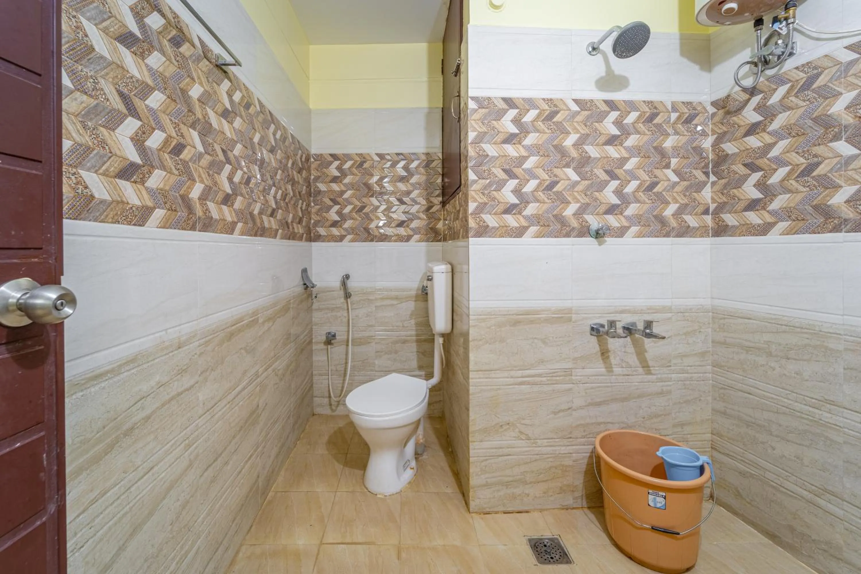 Shower in Shoreline Stays Near Rock Beach