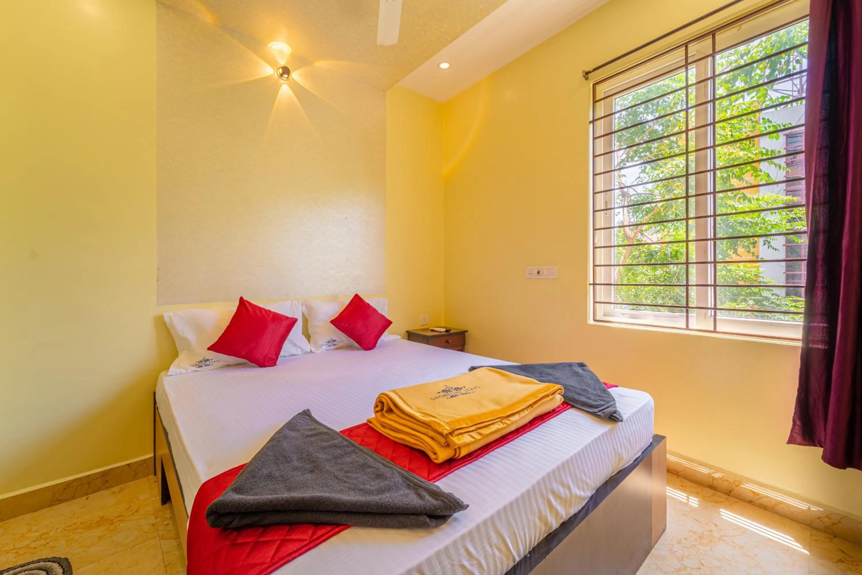 Bedroom, Bed in Shoreline Stays Near Rock Beach