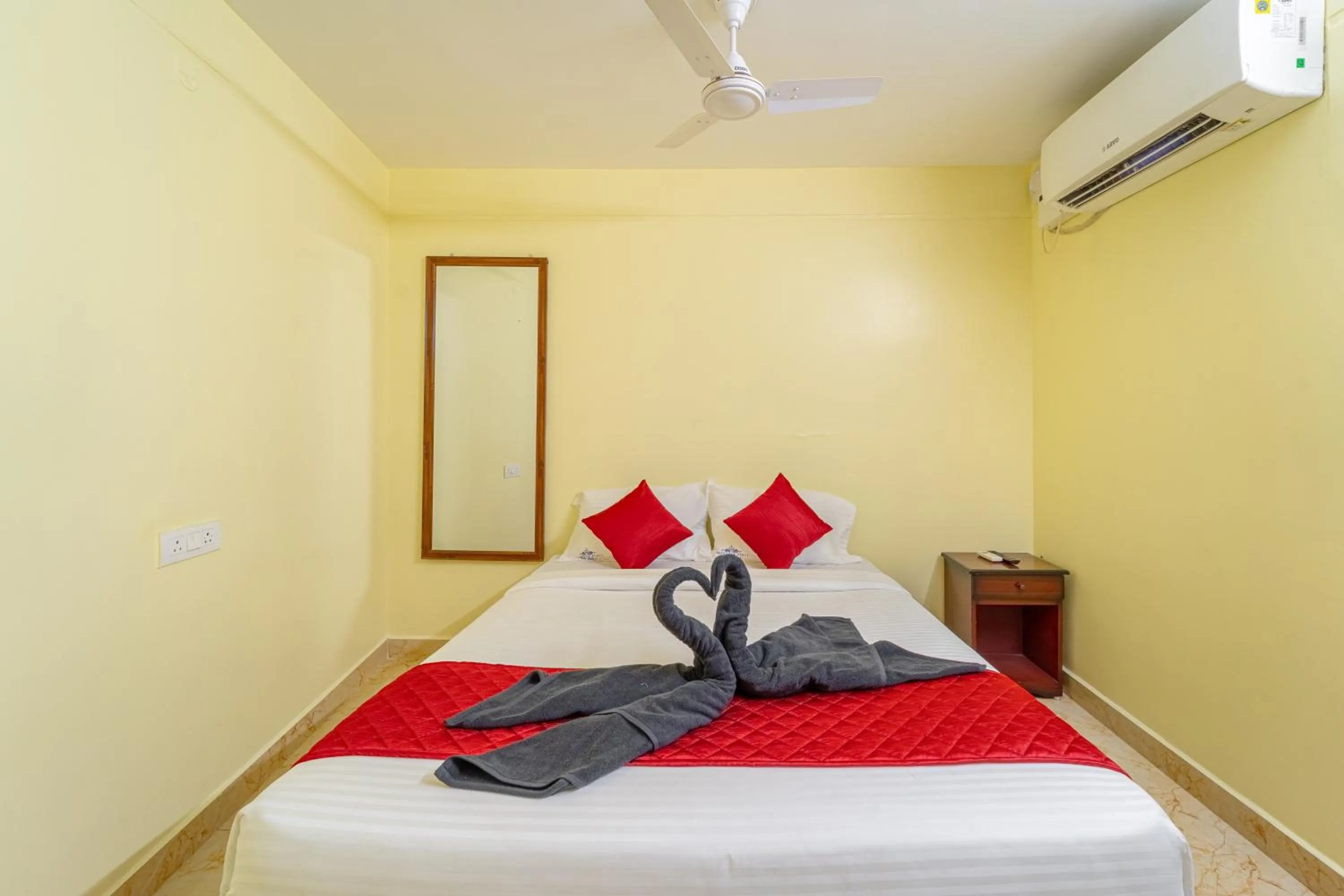 Bedroom, Bed in Shoreline Stays Near Rock Beach