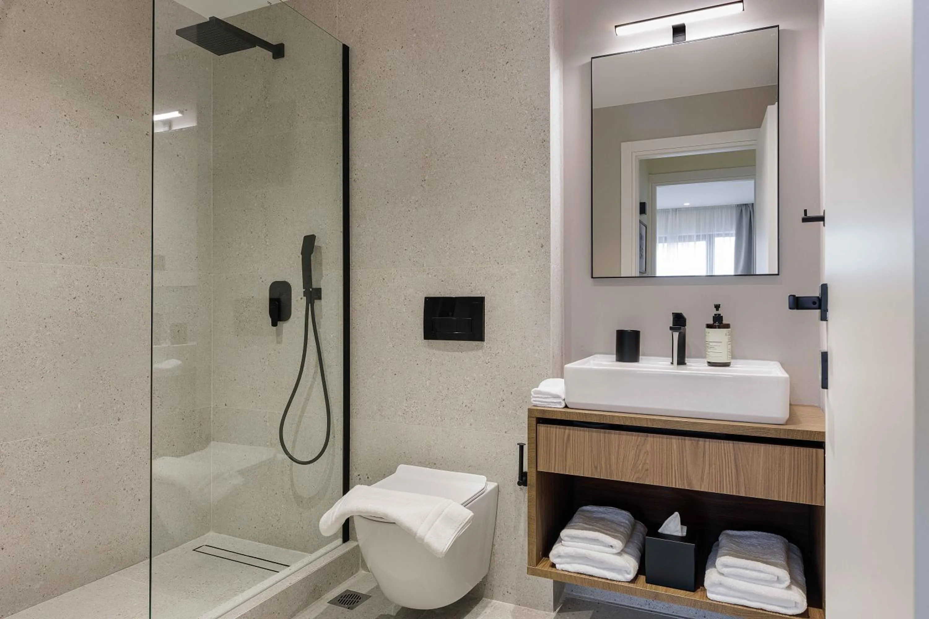 Shower in master Plaka