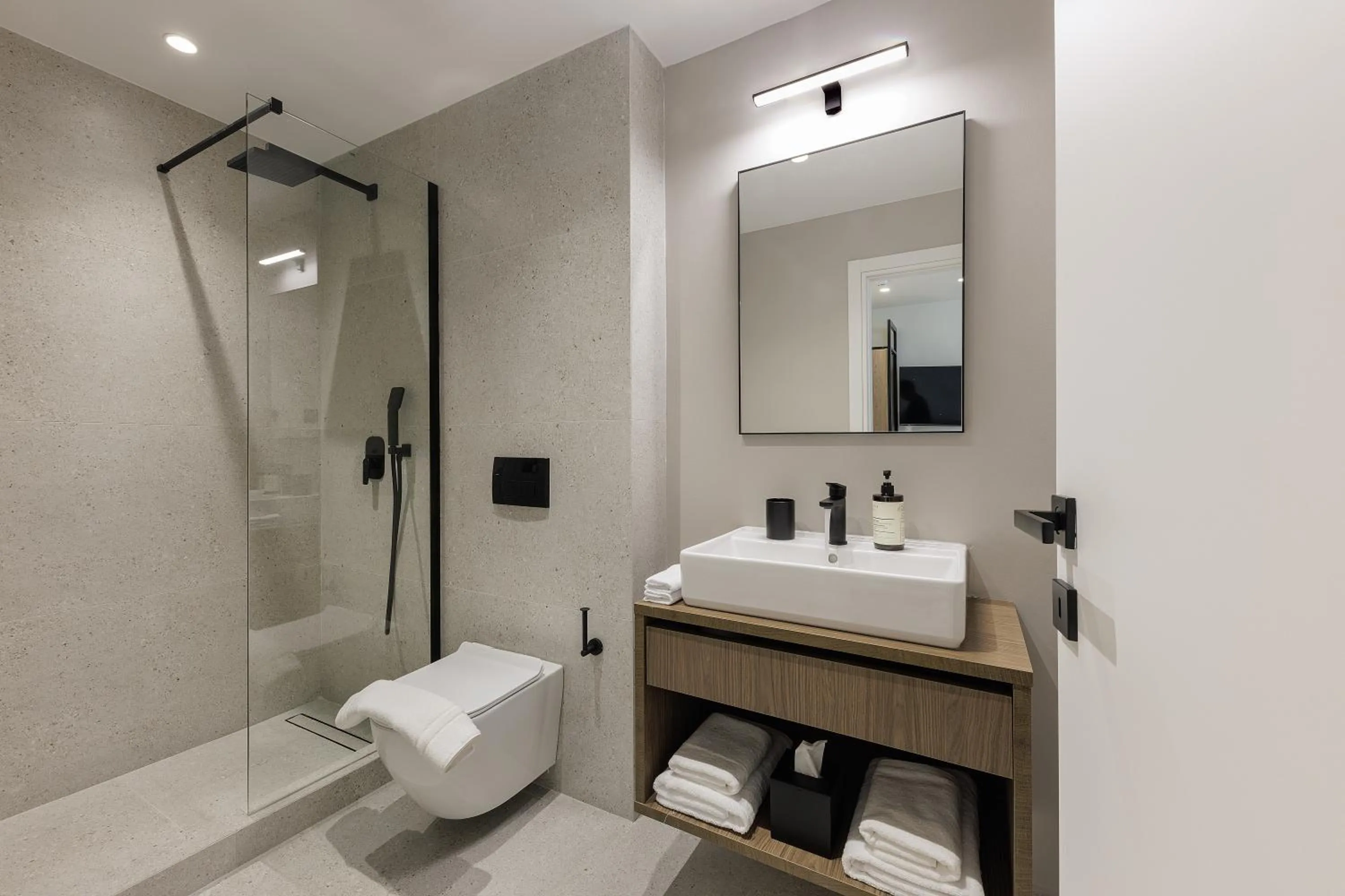 Shower in master Plaka