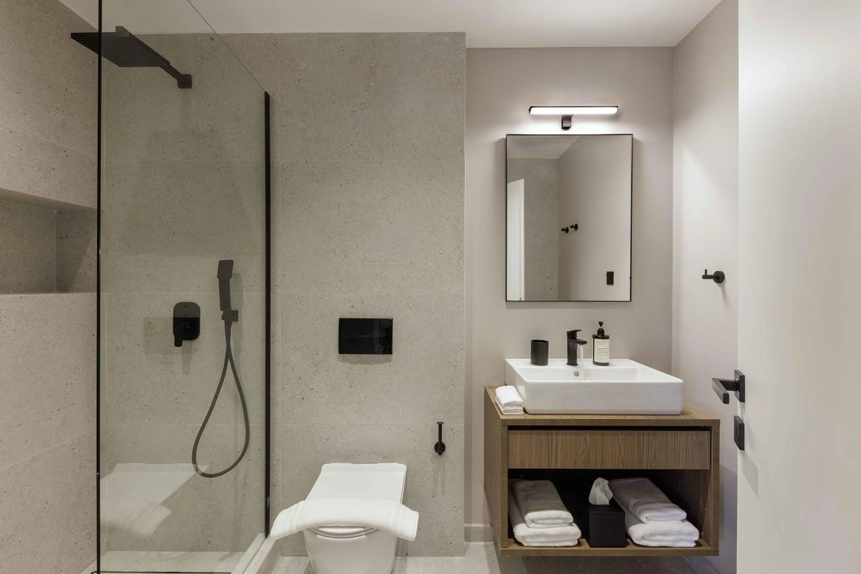 Shower in master Plaka