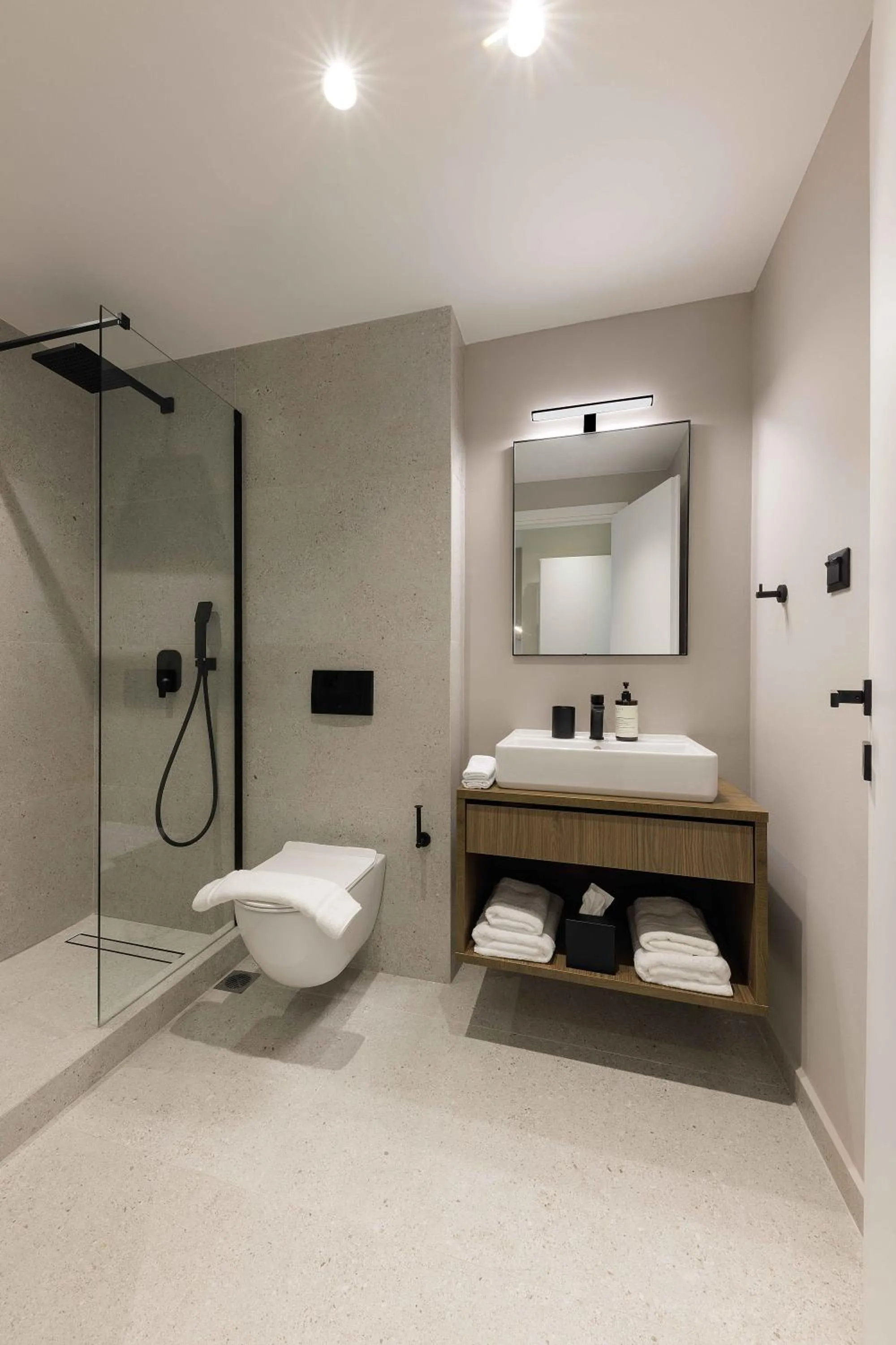 Shower in master Plaka