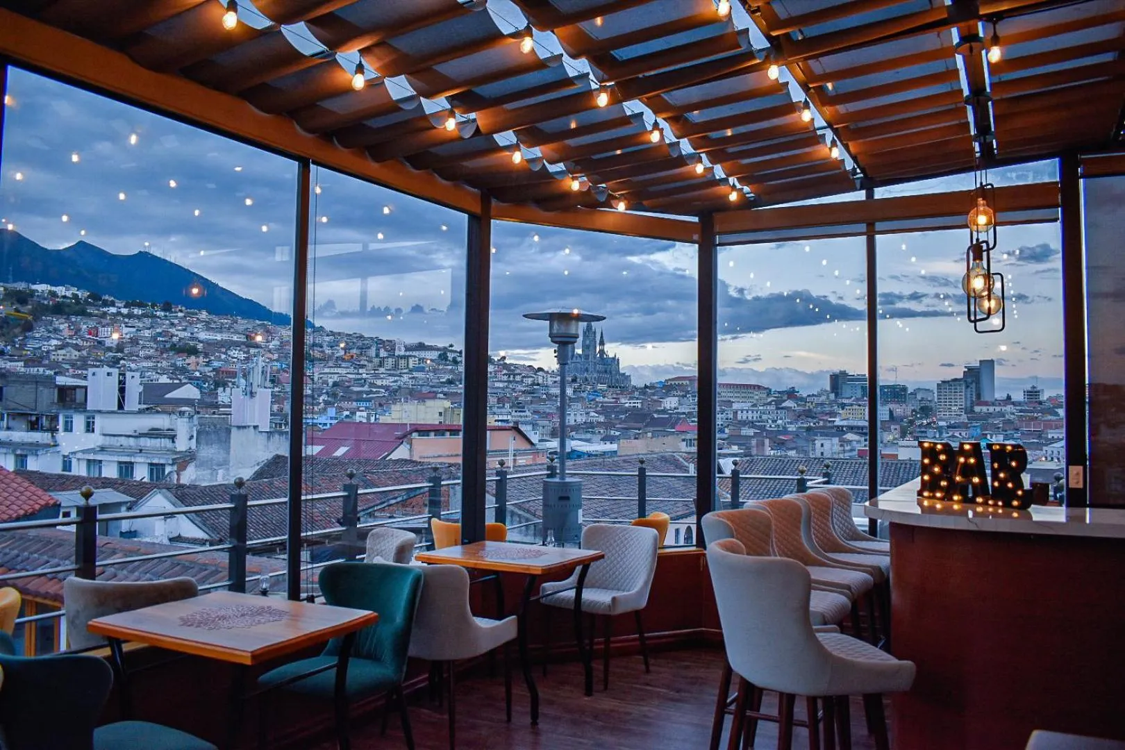 Restaurant/places to eat in Hotel & Rooftop King Experience by David