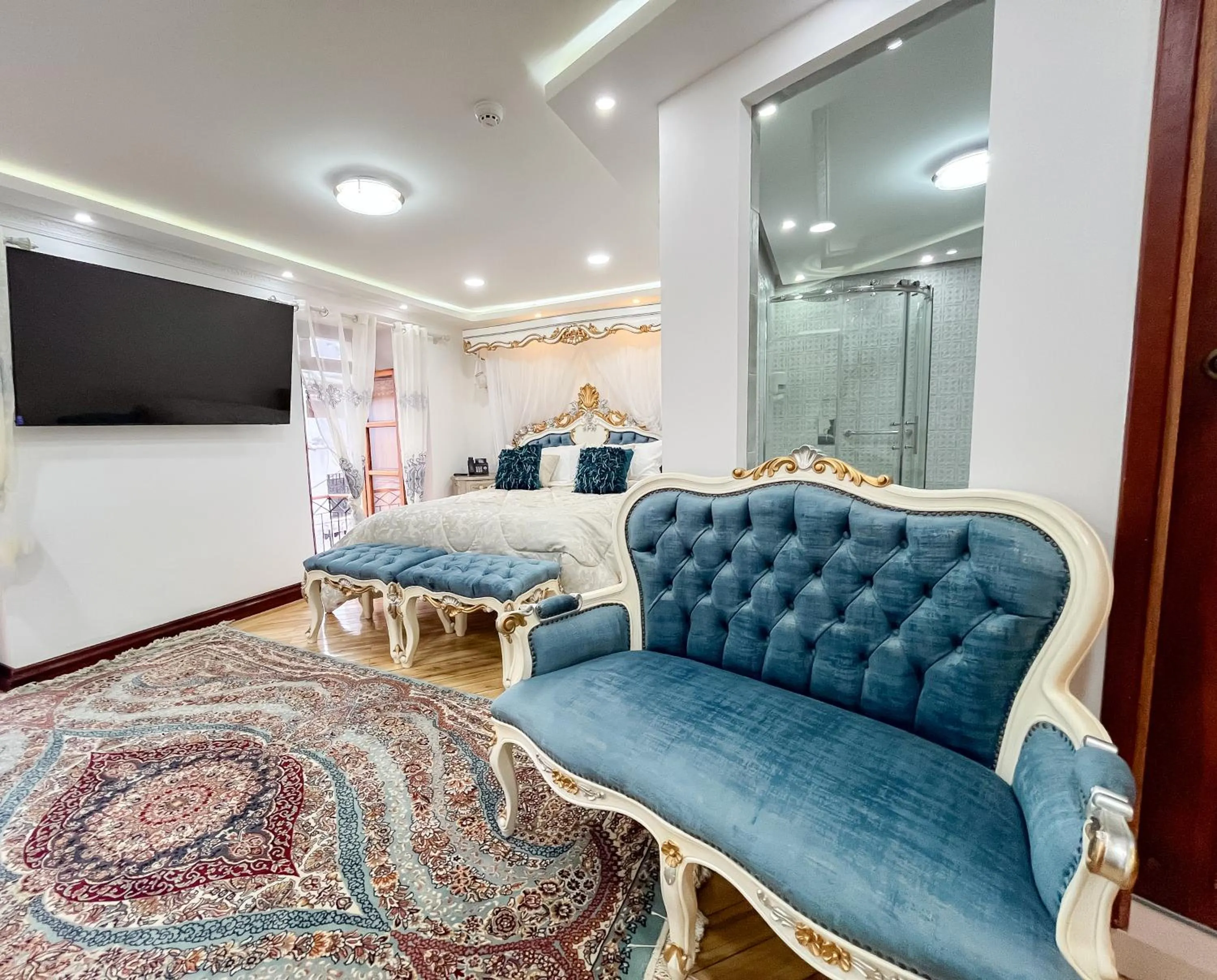 TV and multimedia in Hotel & Rooftop King Experience by David