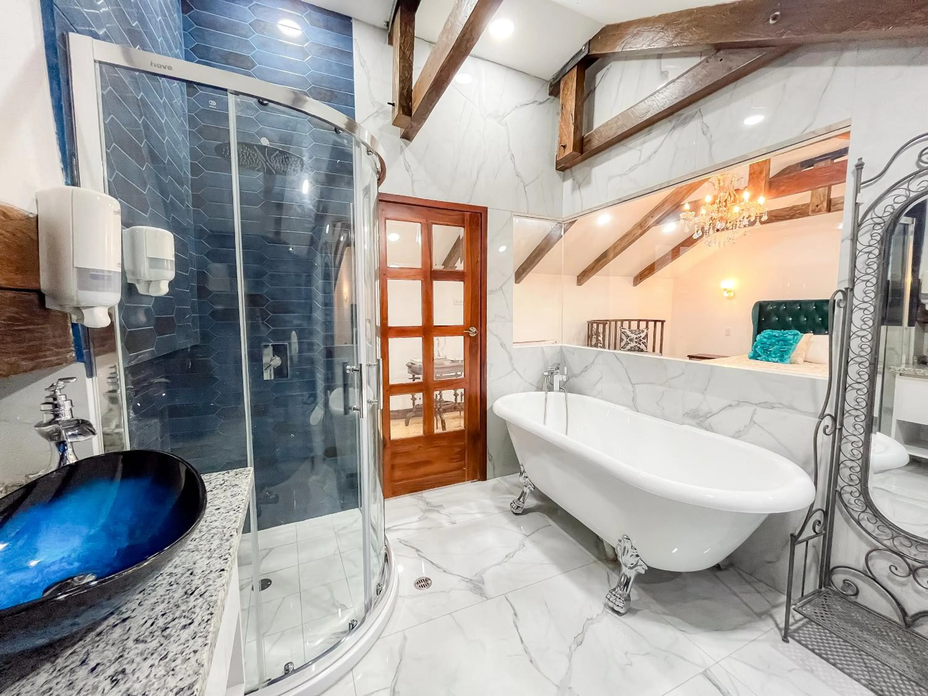 Shower in Hotel & Rooftop King Experience by David