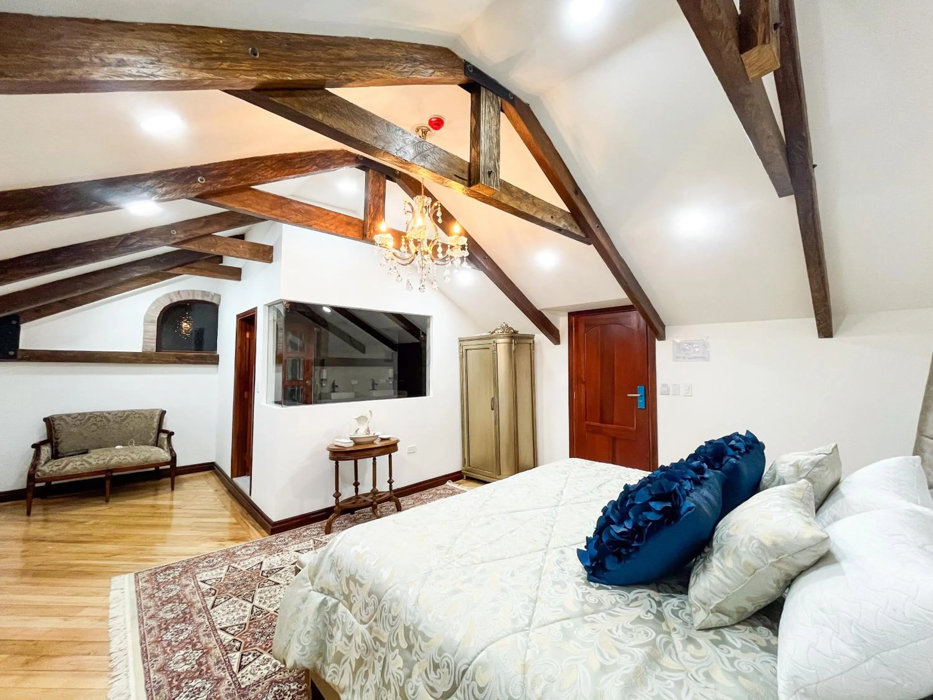 Bed in Hotel & Rooftop King Experience by David