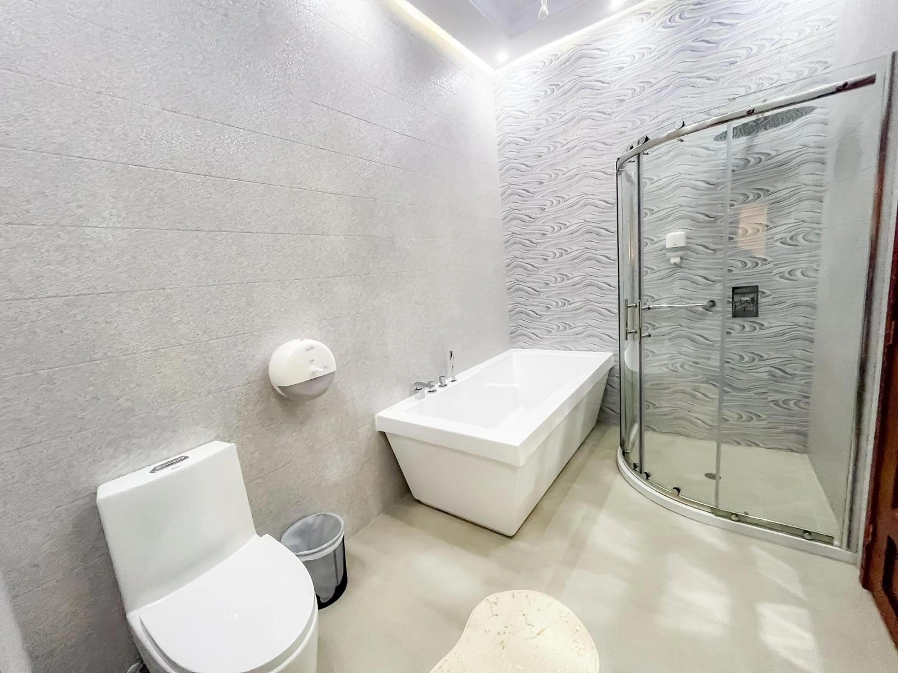 Shower in Hotel & Rooftop King Experience by David